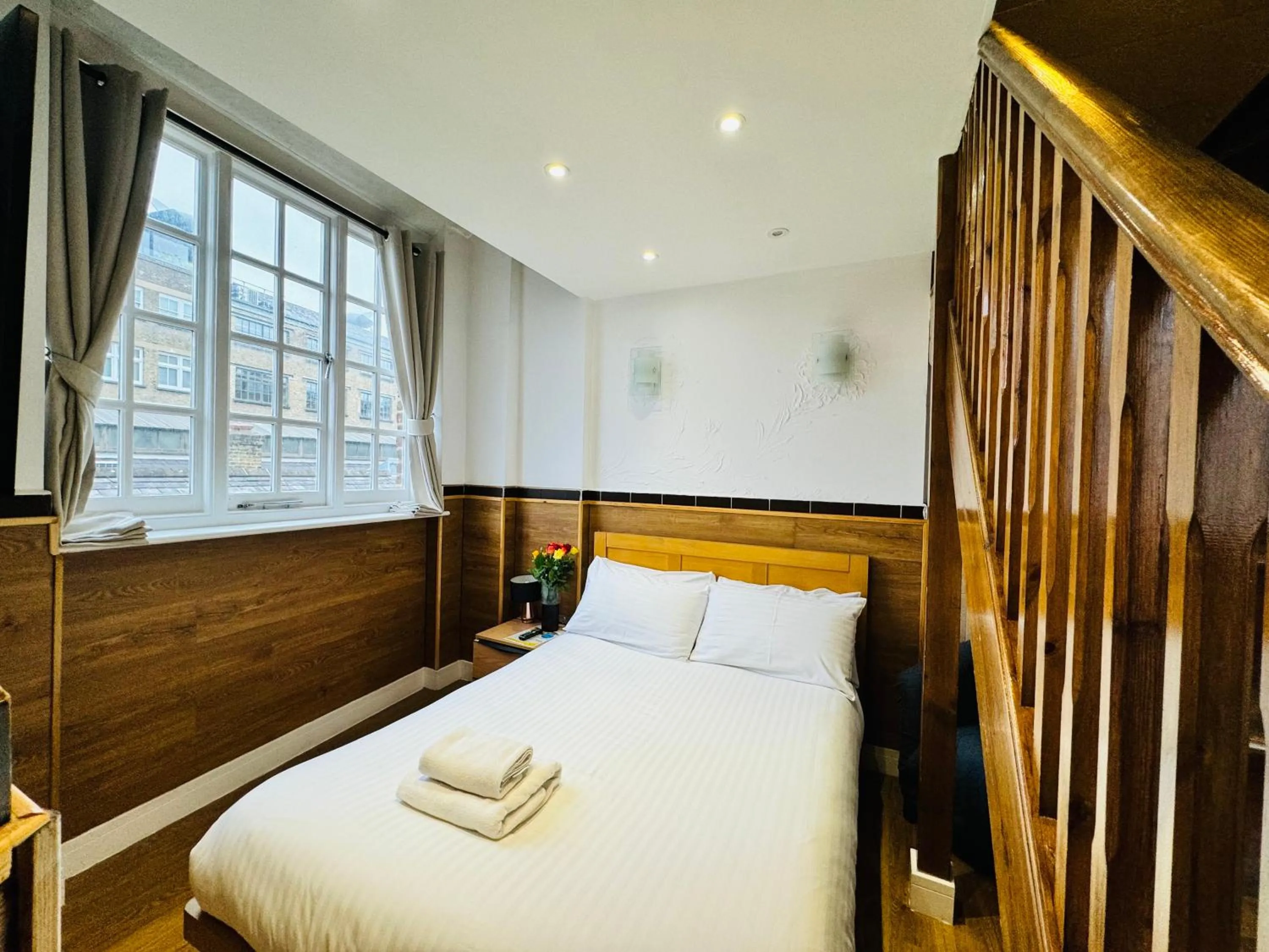 Bedroom, Bed in Berkley Apartments