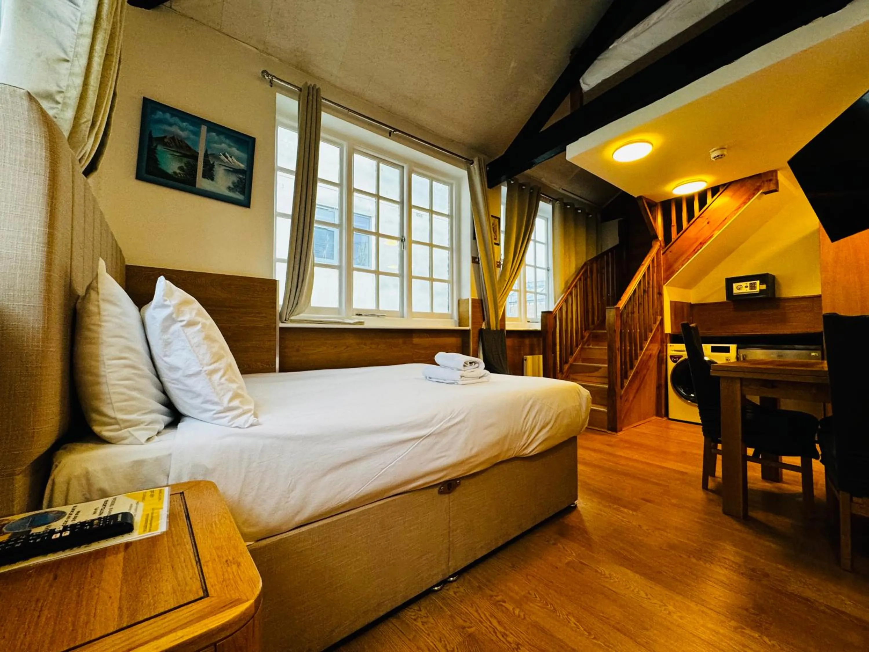 Bedroom, Bed in Berkley Apartments