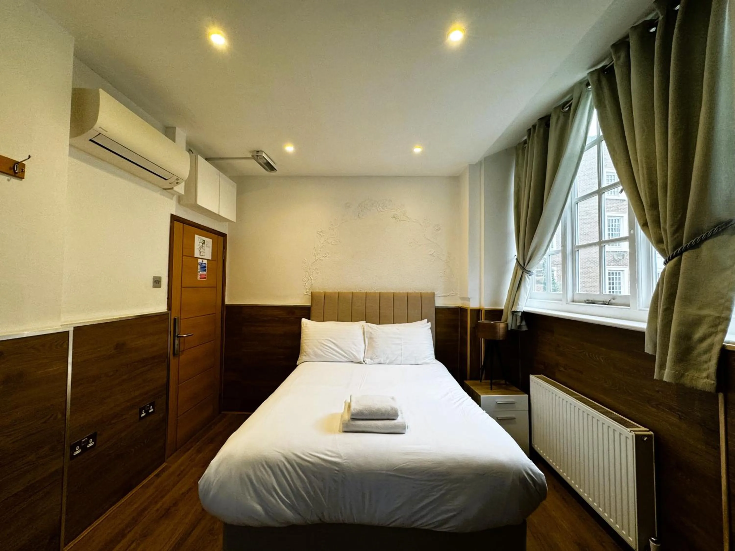 Bedroom, Bed in Berkley Apartments