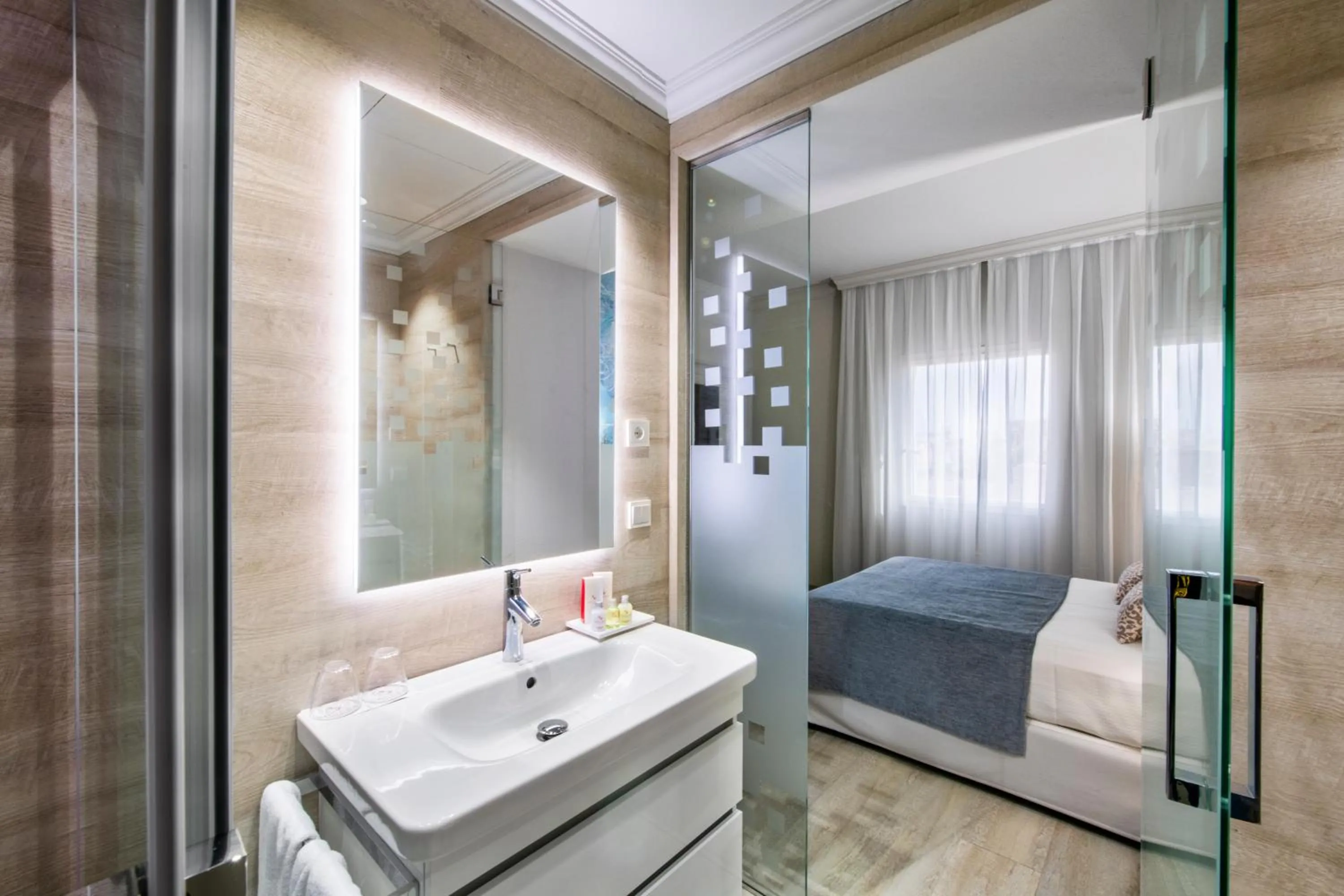 Bathroom, Bed in Salles Hotel Málaga Centro