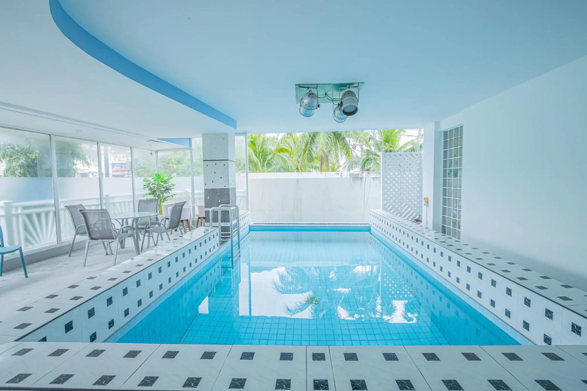Swimming pool in Utopia Kata By RoomQuest