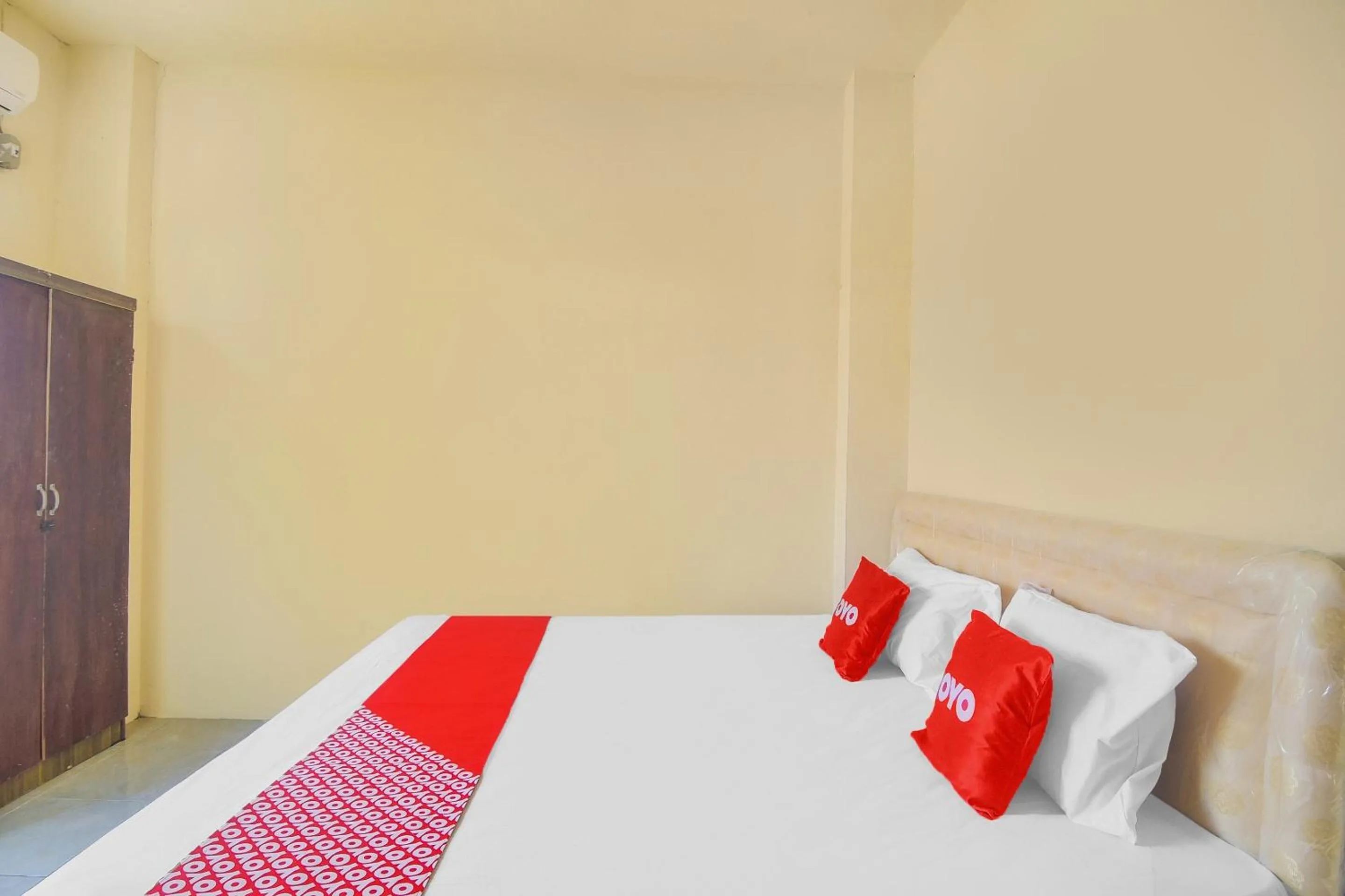 Bedroom, Bed in Hotel O Priska Kost Dan Homestay