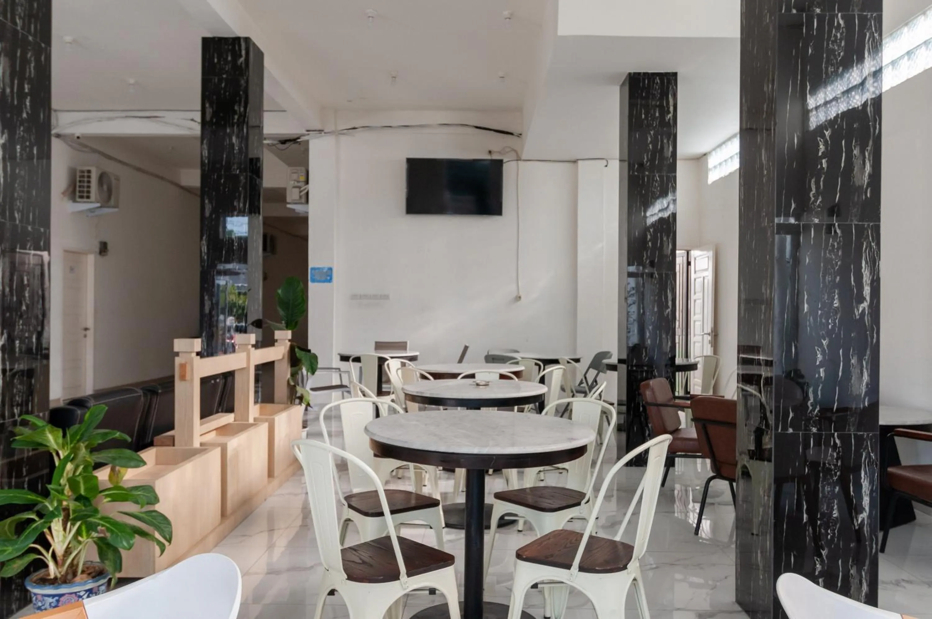 Seating area in RedDoorz near UISU teladan Medan