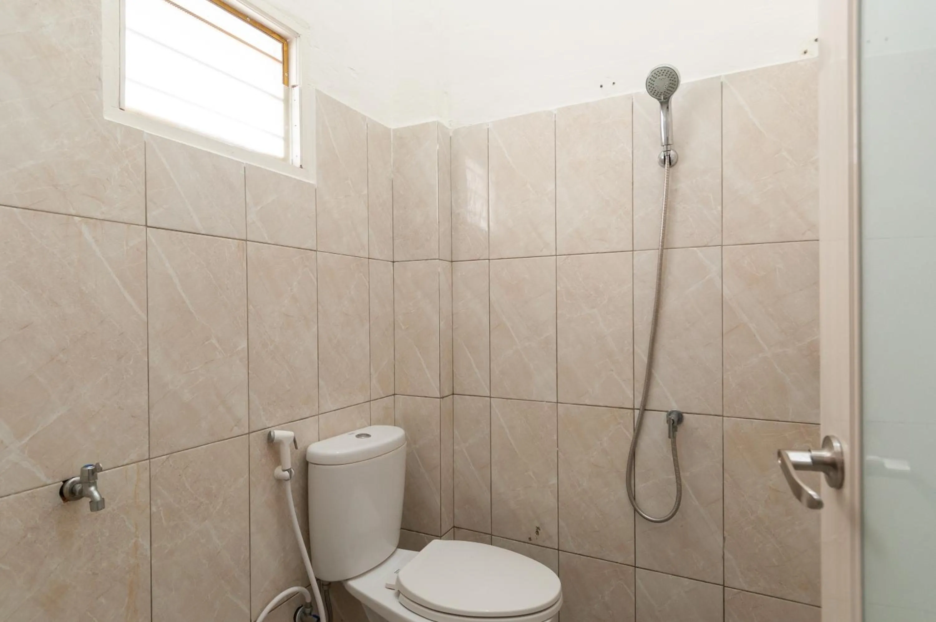 RedDoorz near UISU teladan Medan