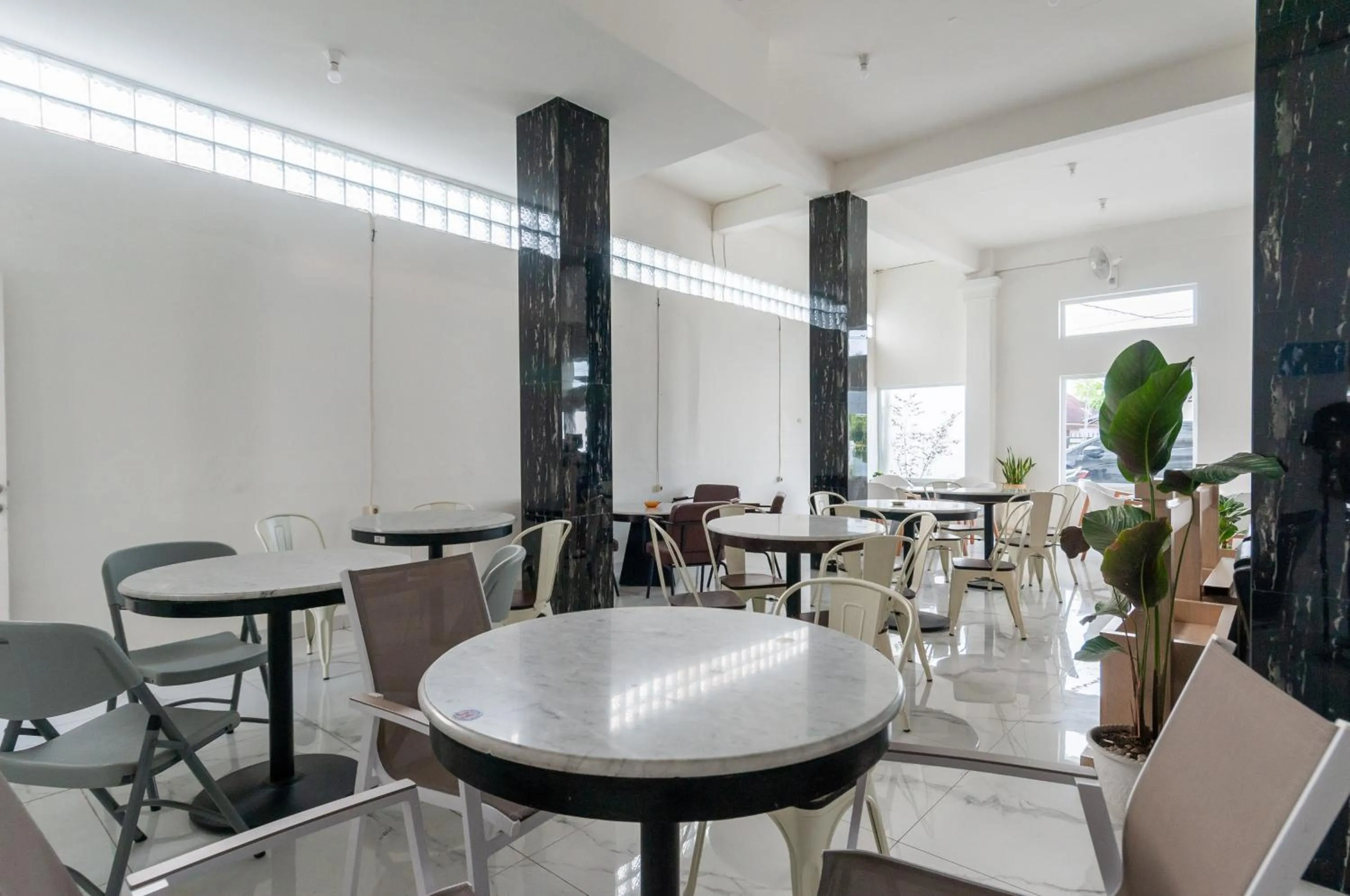 Seating area in RedDoorz near UISU teladan Medan