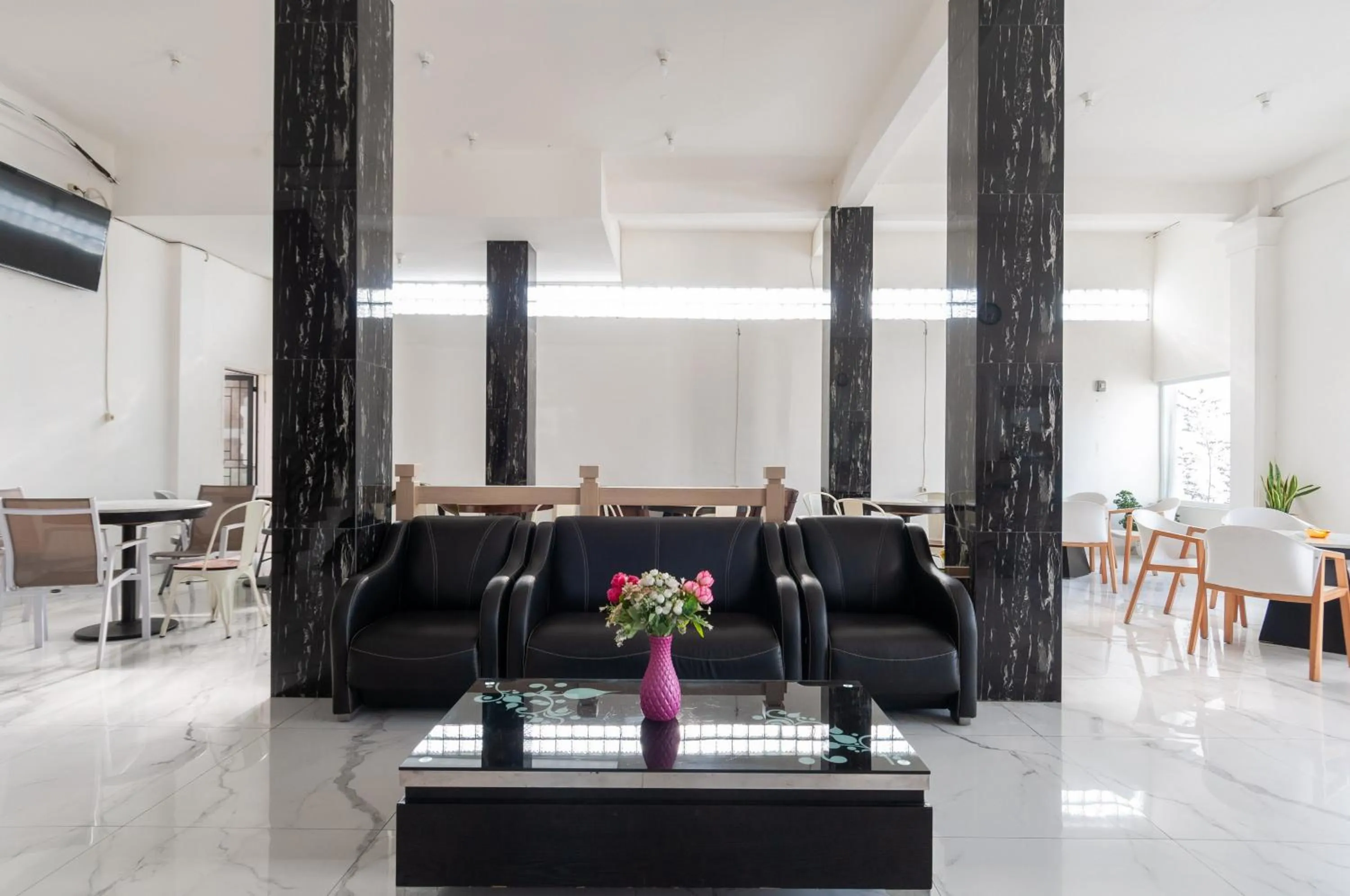 Seating area in RedDoorz near UISU teladan Medan