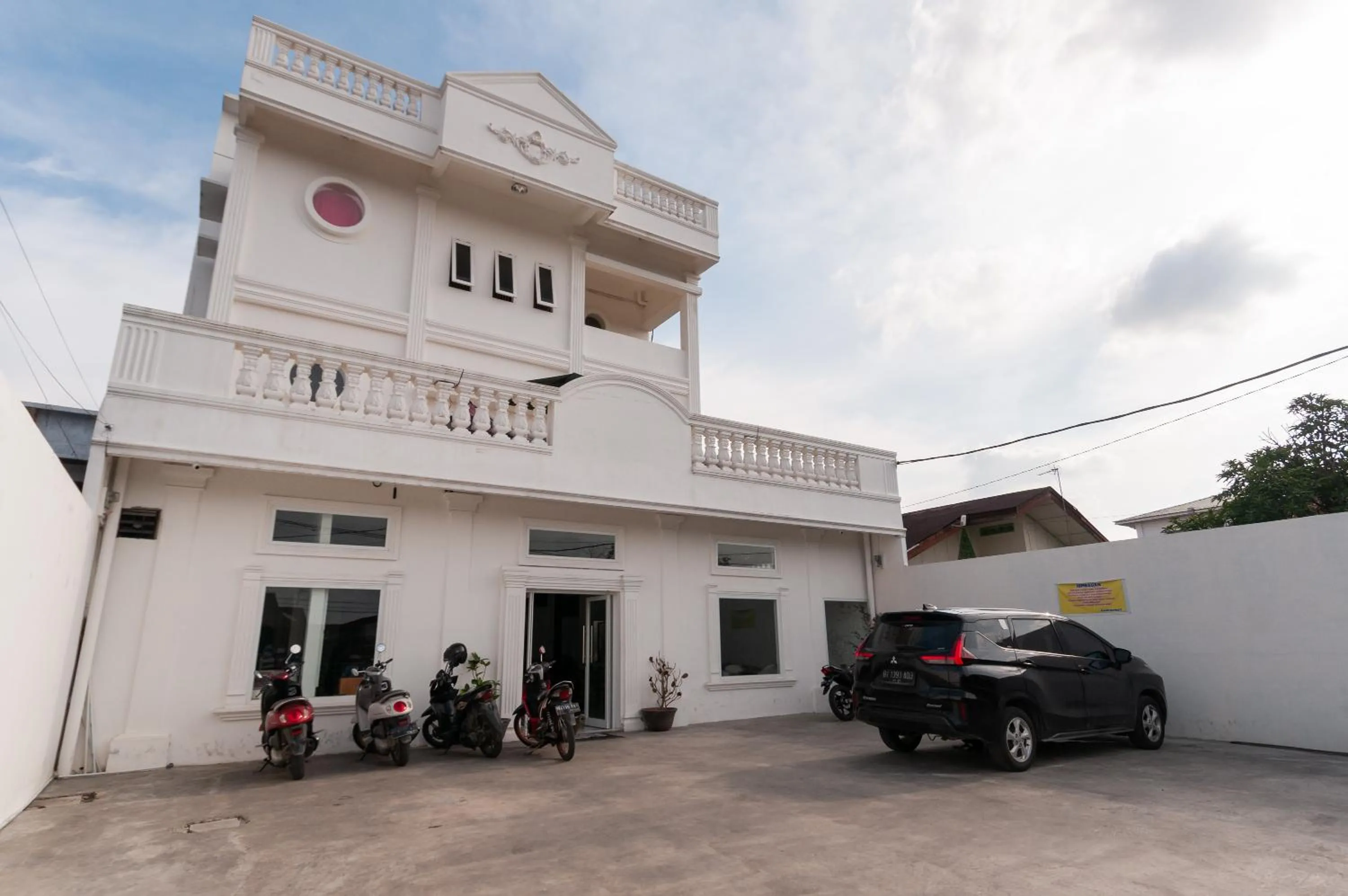 RedDoorz near UISU teladan Medan