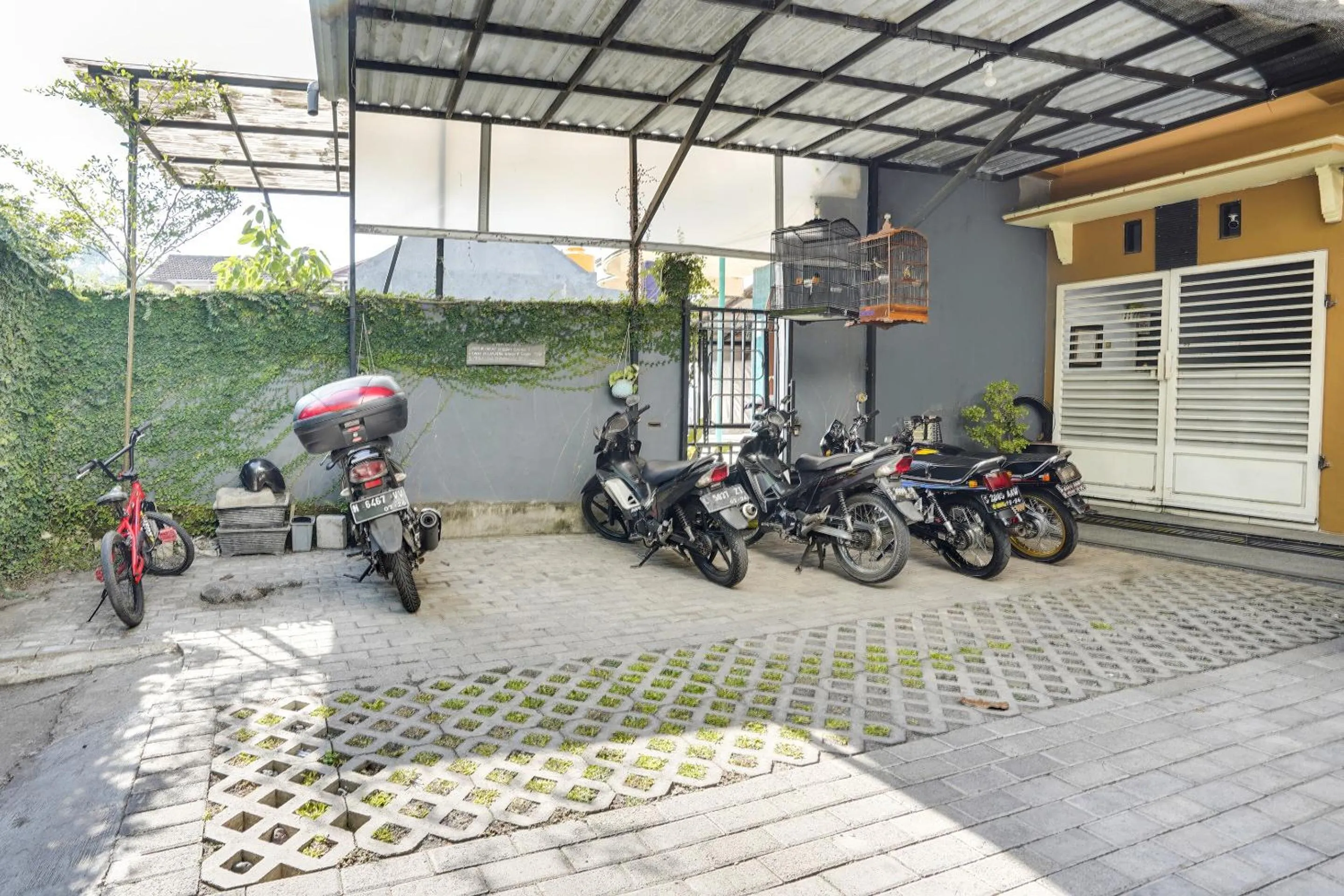 Parking in Hotel O Rumah Kost Gresik Syariah