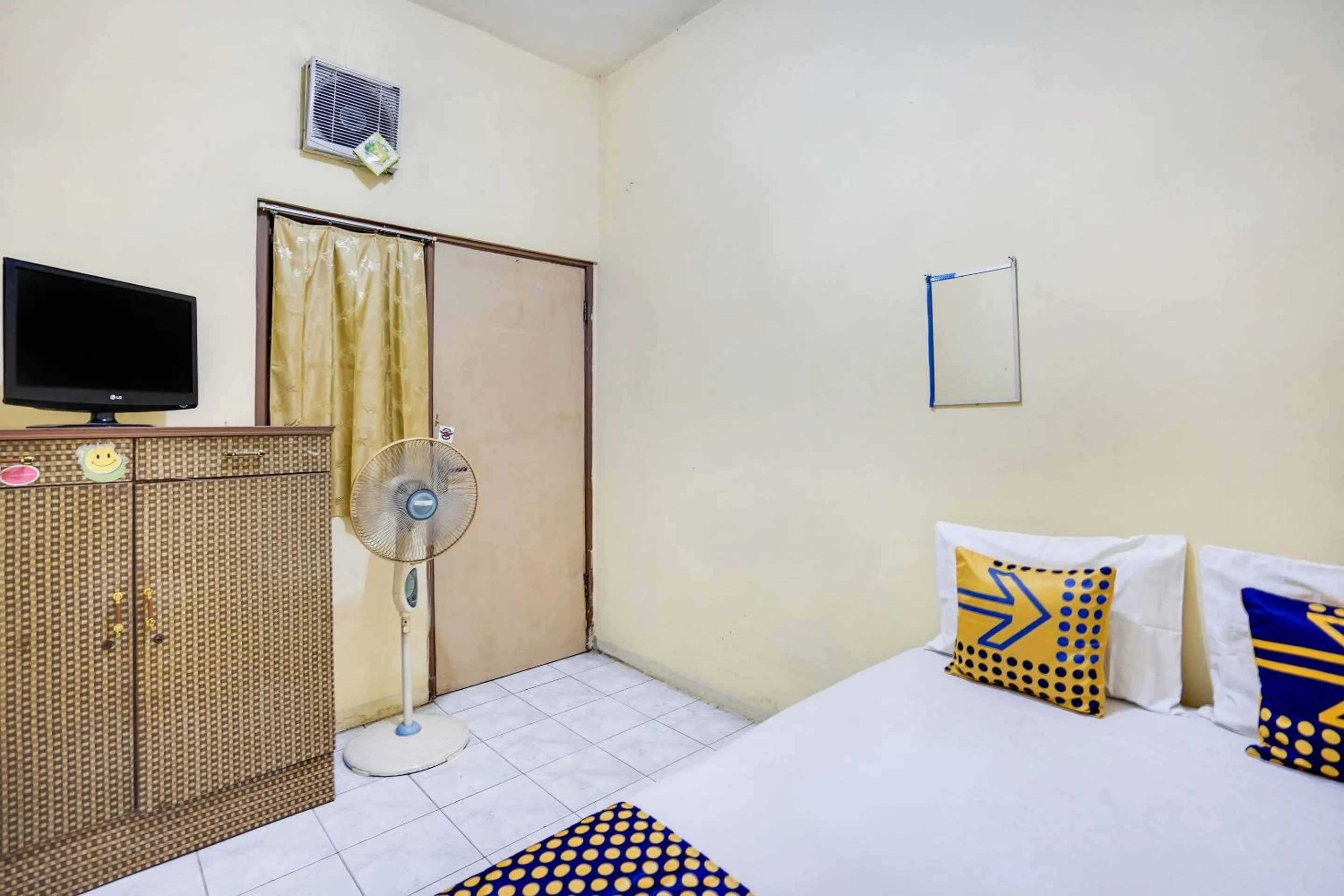 Budget Double Room in OYO 91774 Kost Nusantara Sidoarjo Syariah