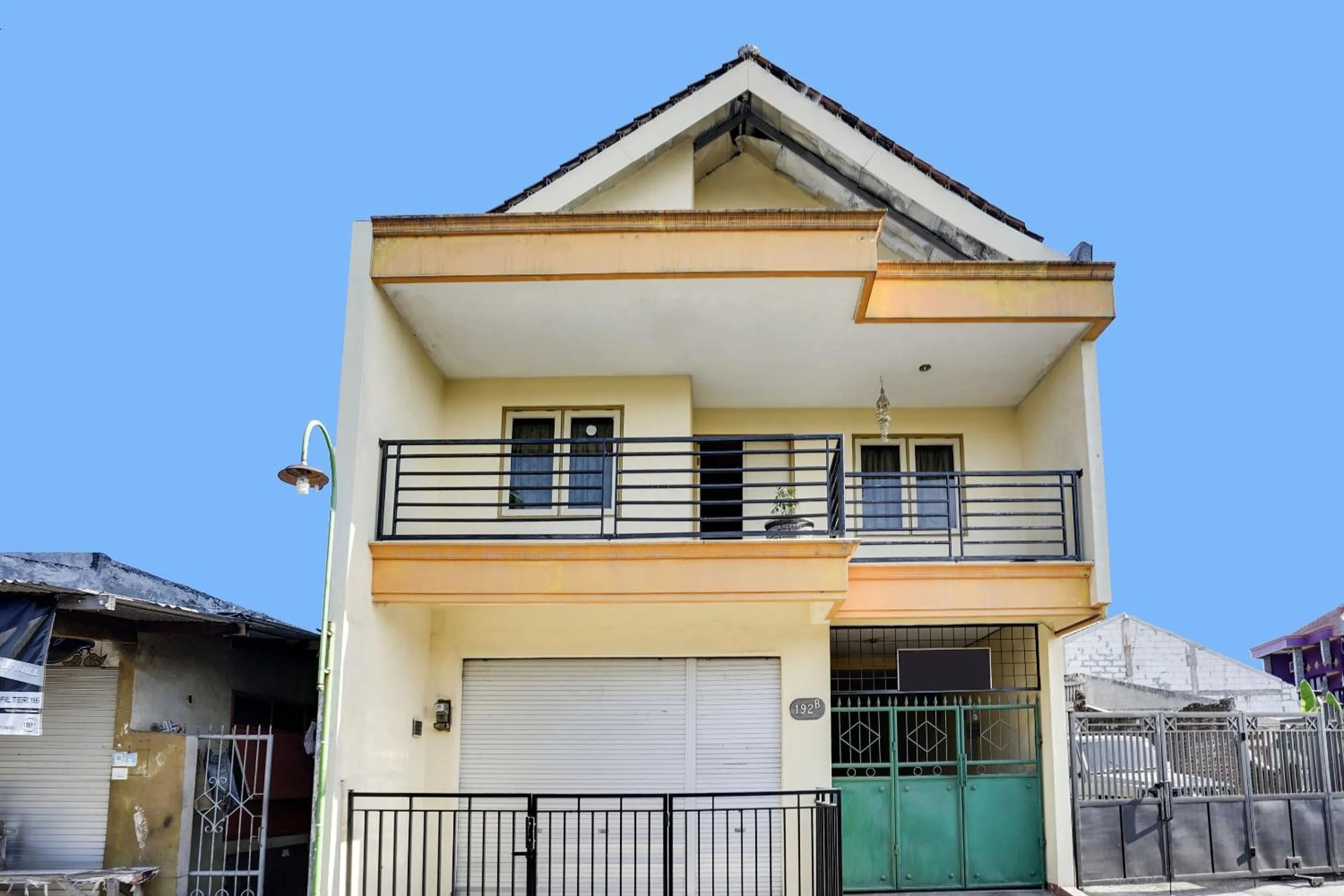 Facade/entrance in Hotel O Kost Nusantara Sidoarjo Syariah
