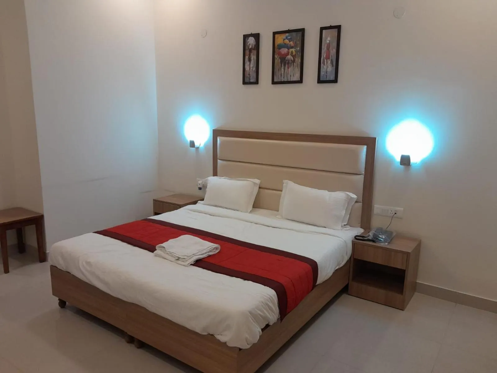 Bathroom, Bed in Hotel The Luxem