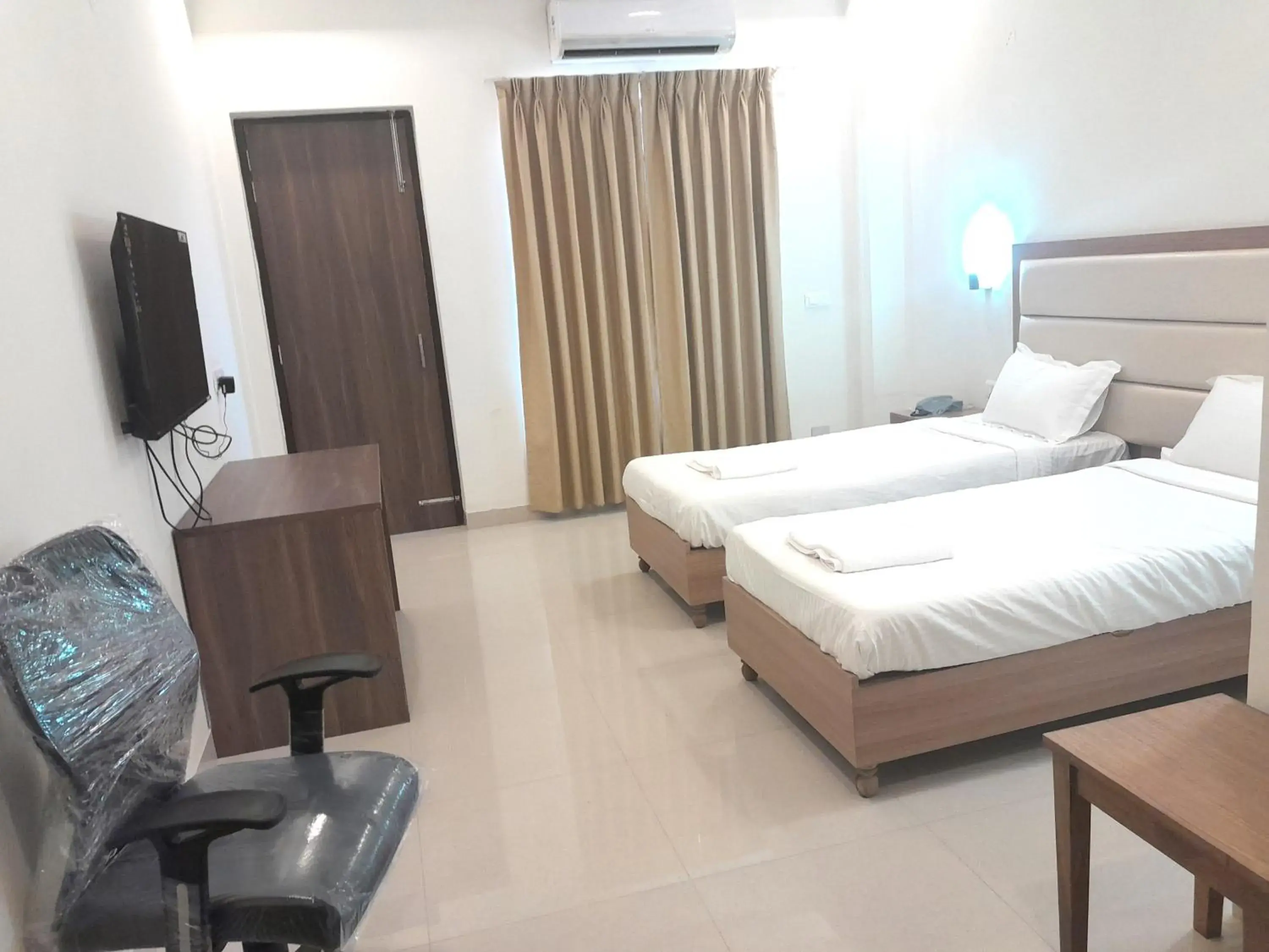 Deluxe Twin Room in Hotel The Luxem Deluxe Twin Room in Hotel The Luxem