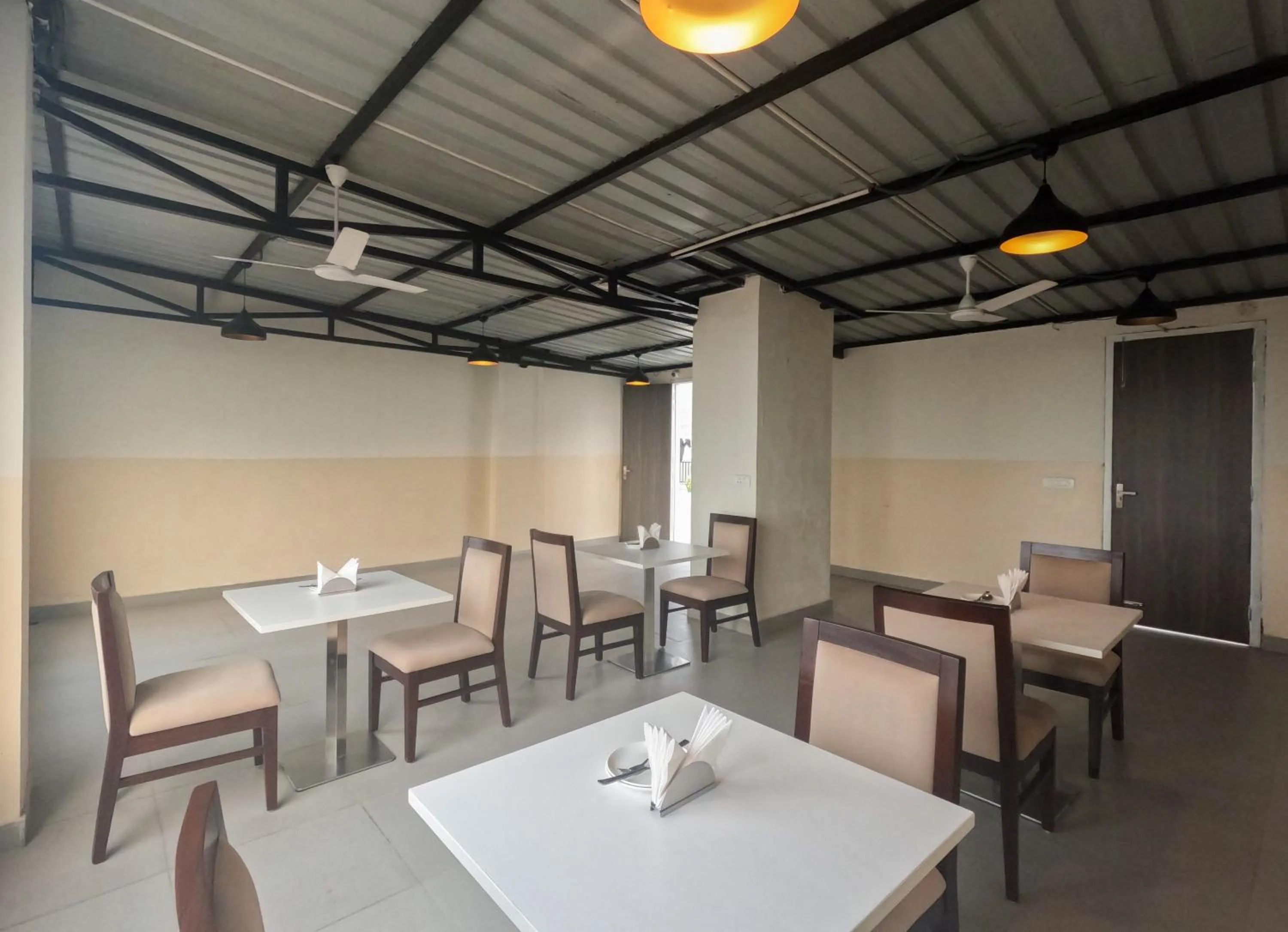 Restaurant/places to eat in Hotel The Luxem