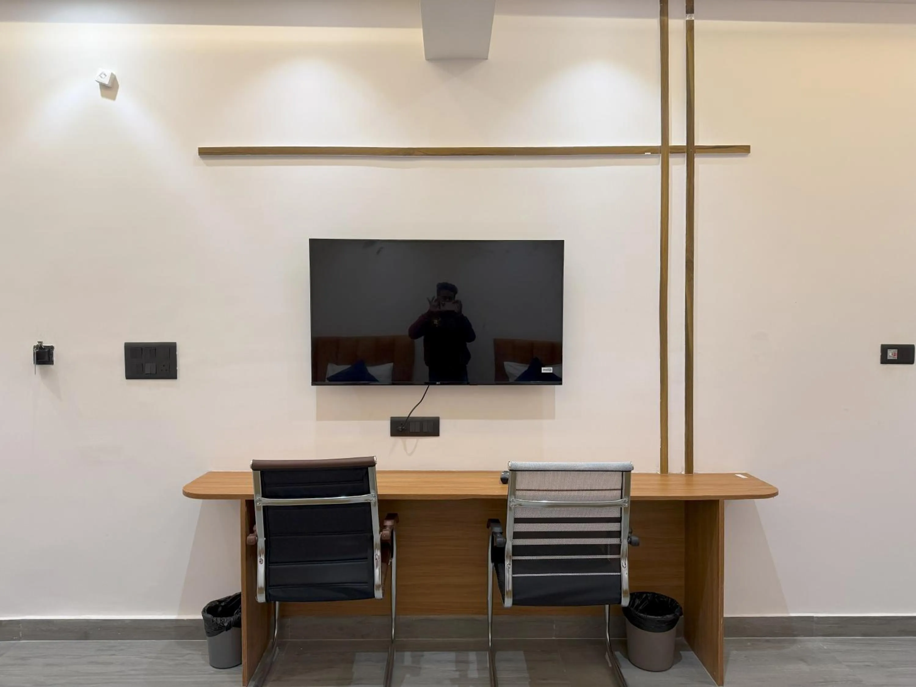 TV and multimedia in Hotel Taj Way by Jyoti Villa