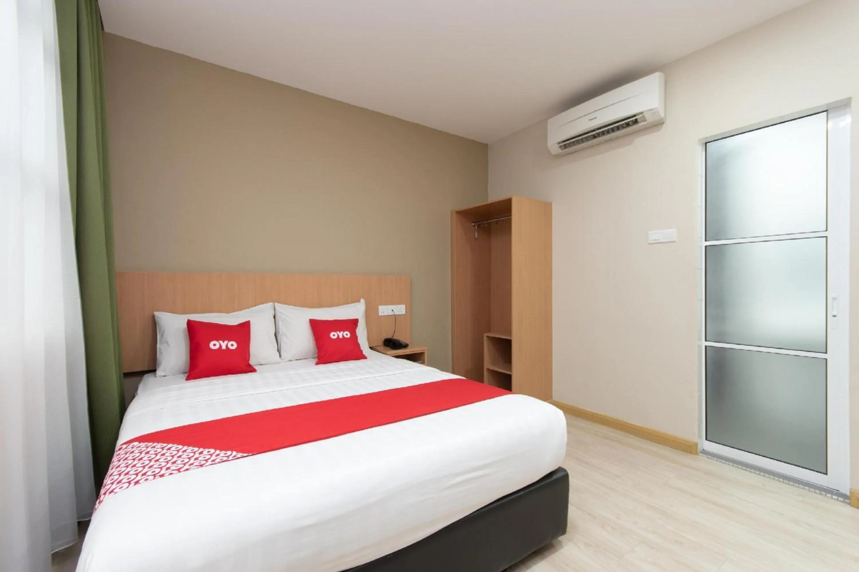 Bedroom in Capital O 89344 Labuan Avenue Hotel