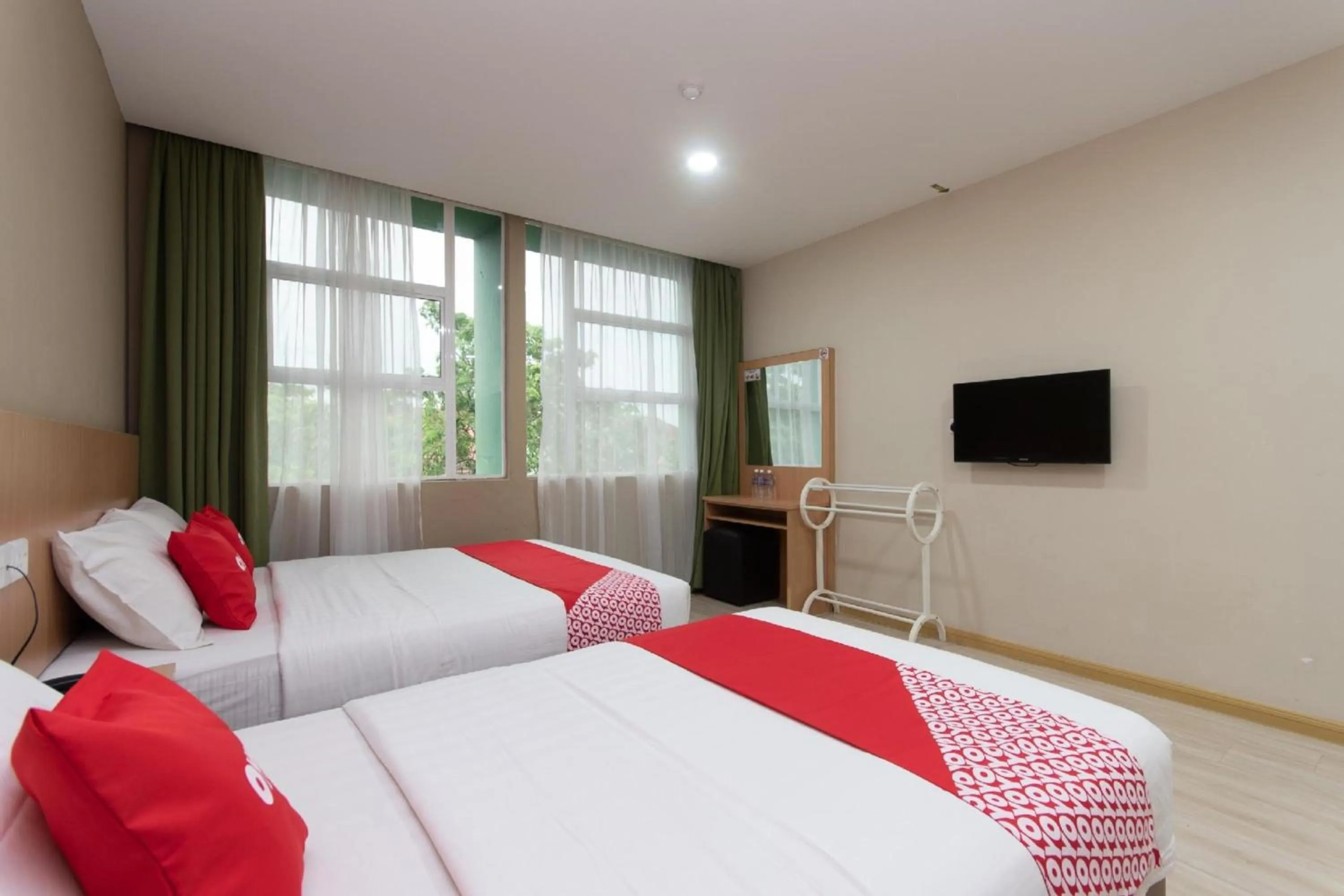 Communal lounge/ TV room in Capital O 89344 Labuan Avenue Hotel