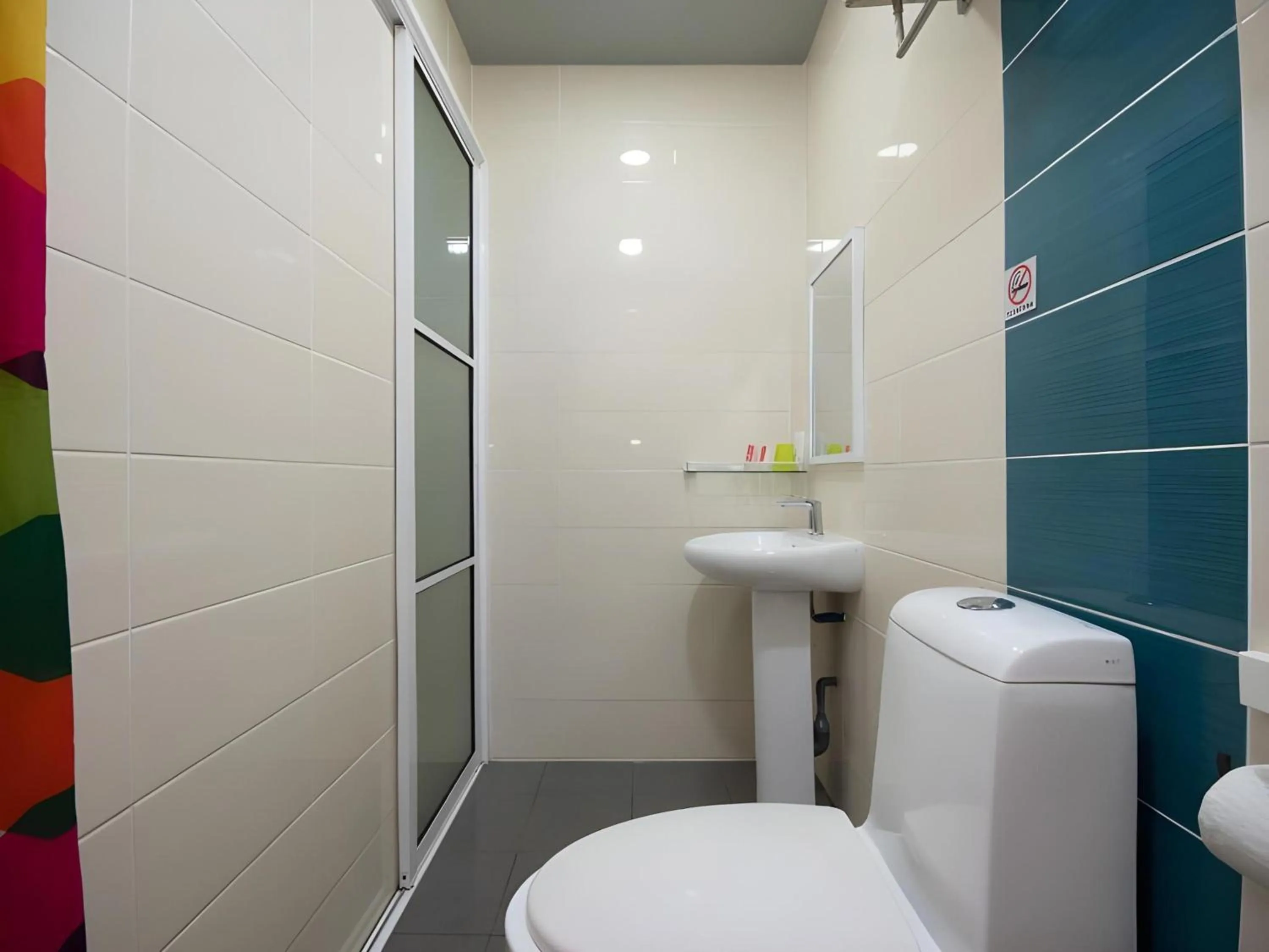 Bathroom in Capital O 89344 Labuan Avenue Hotel