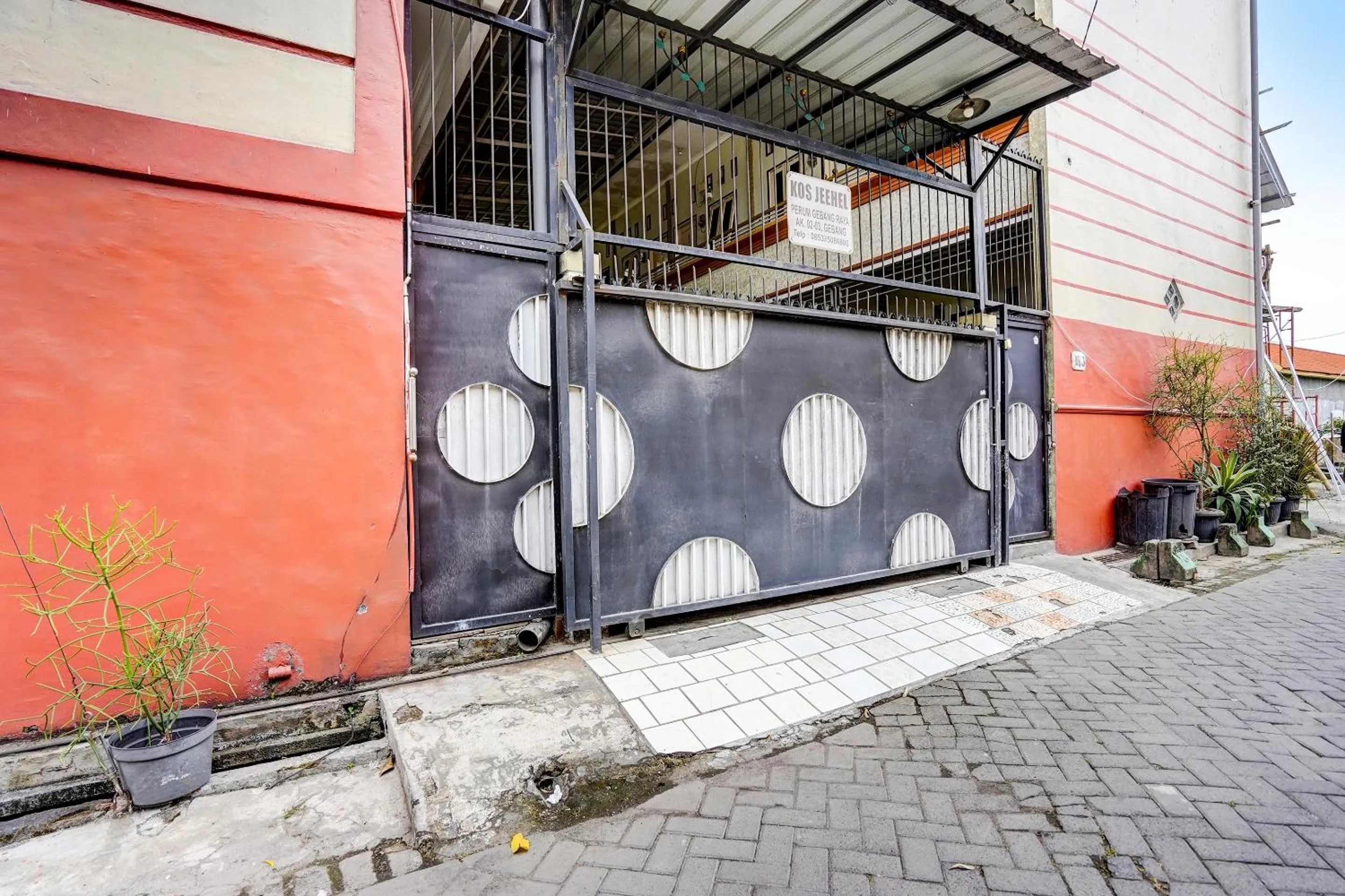 Facade/entrance in OYO 91795 Kos Jeehel Syariah