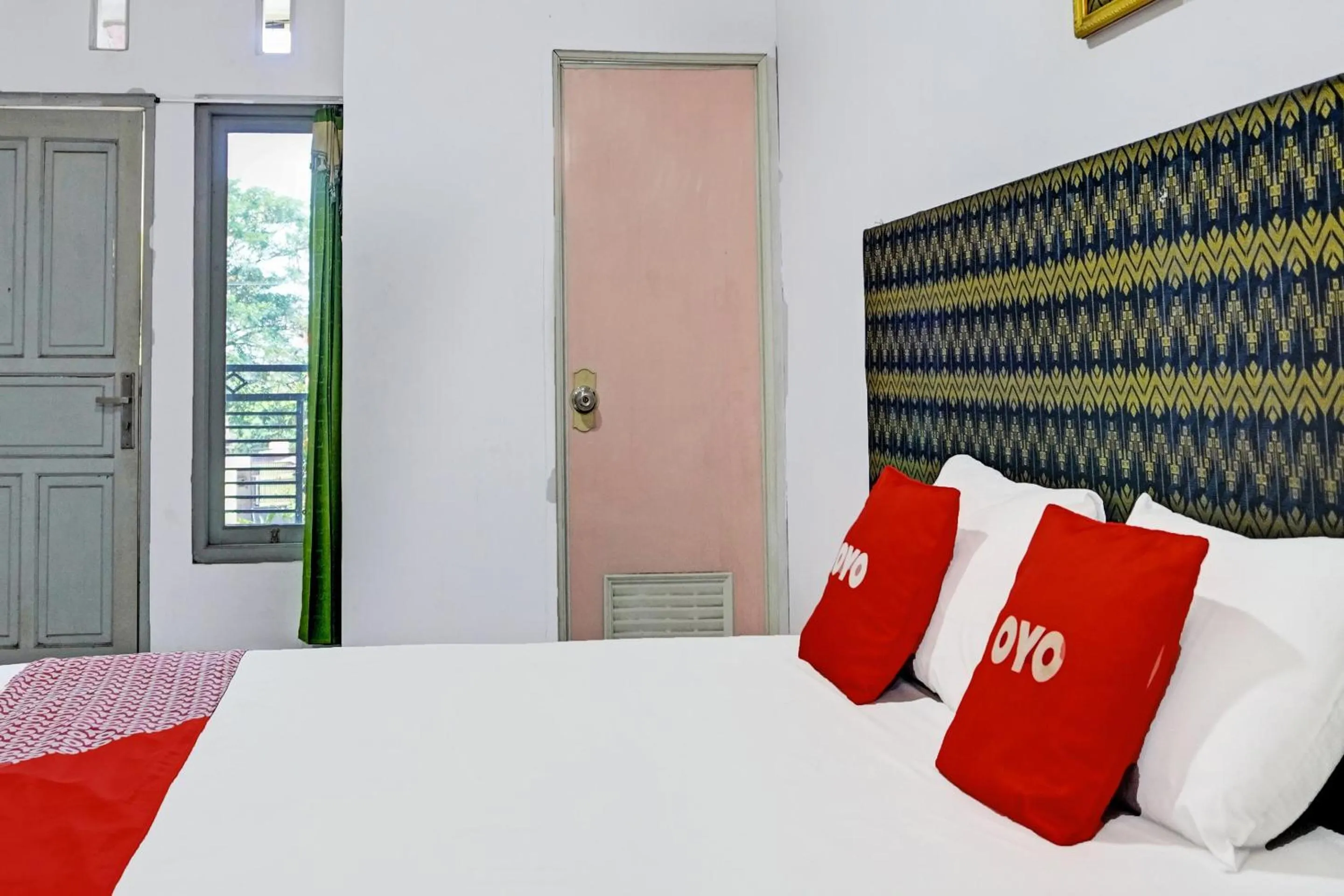 Bedroom in OYO 91796 Guest House Ghalta Syariah