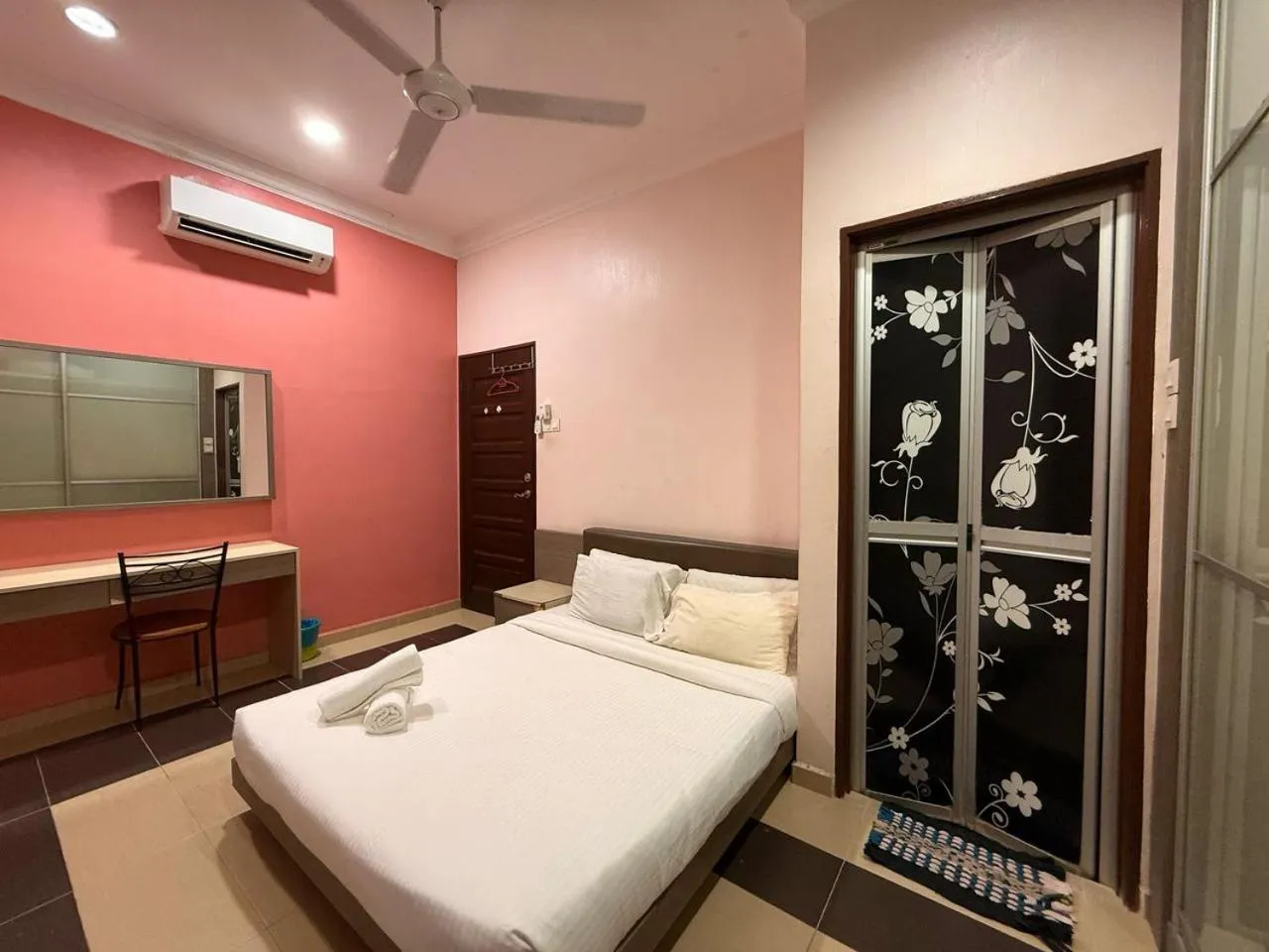 Bed in RNK BoutiQue HOTEL