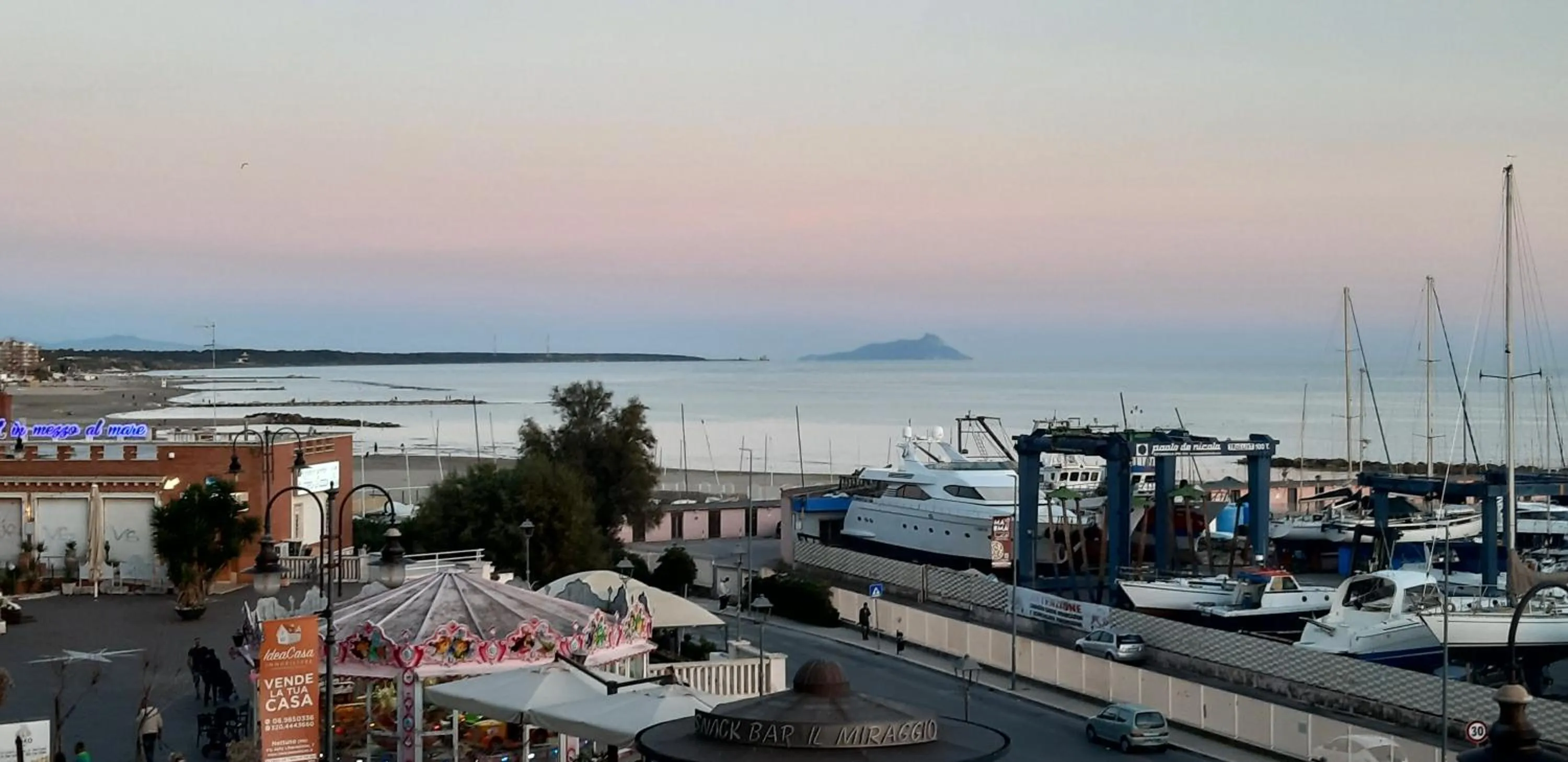 Sea view in Spazioso appartamento sul lungomare di Nettuno