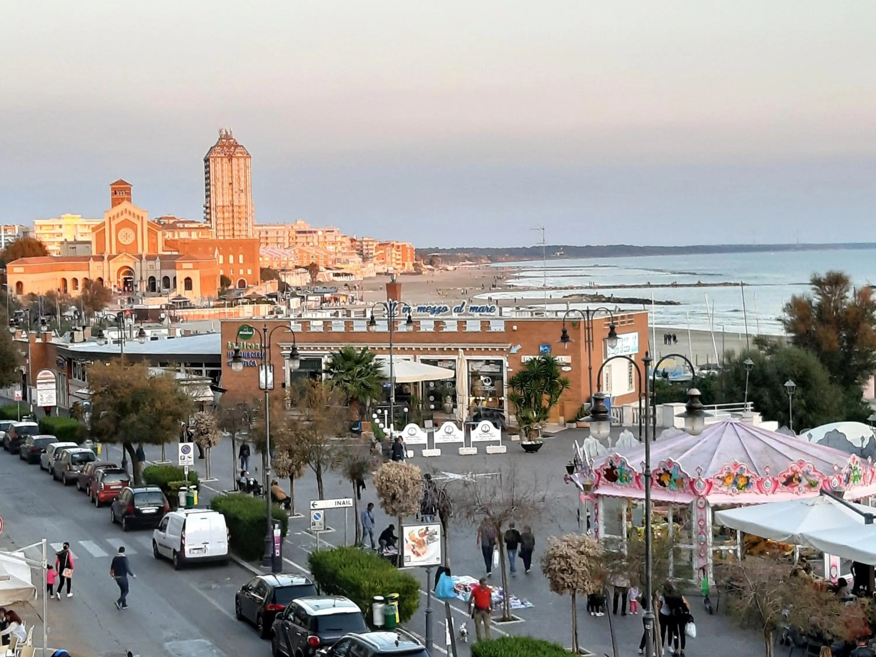 Property building in Spazioso appartamento sul lungomare di Nettuno