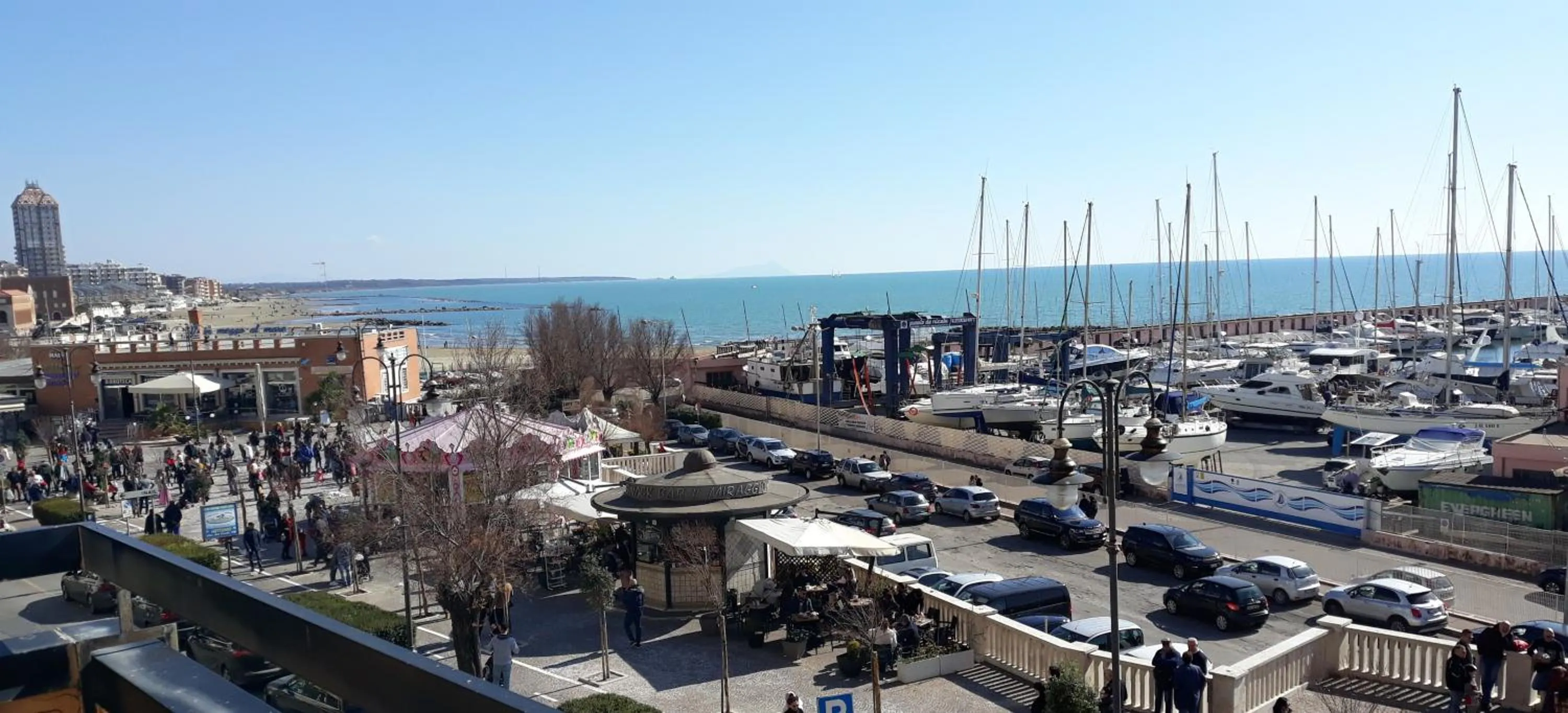 Sea view in Spazioso appartamento sul lungomare di Nettuno