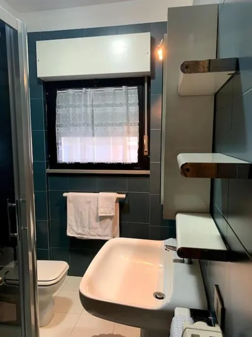 Bathroom in Spazioso appartamento sul lungomare di Nettuno