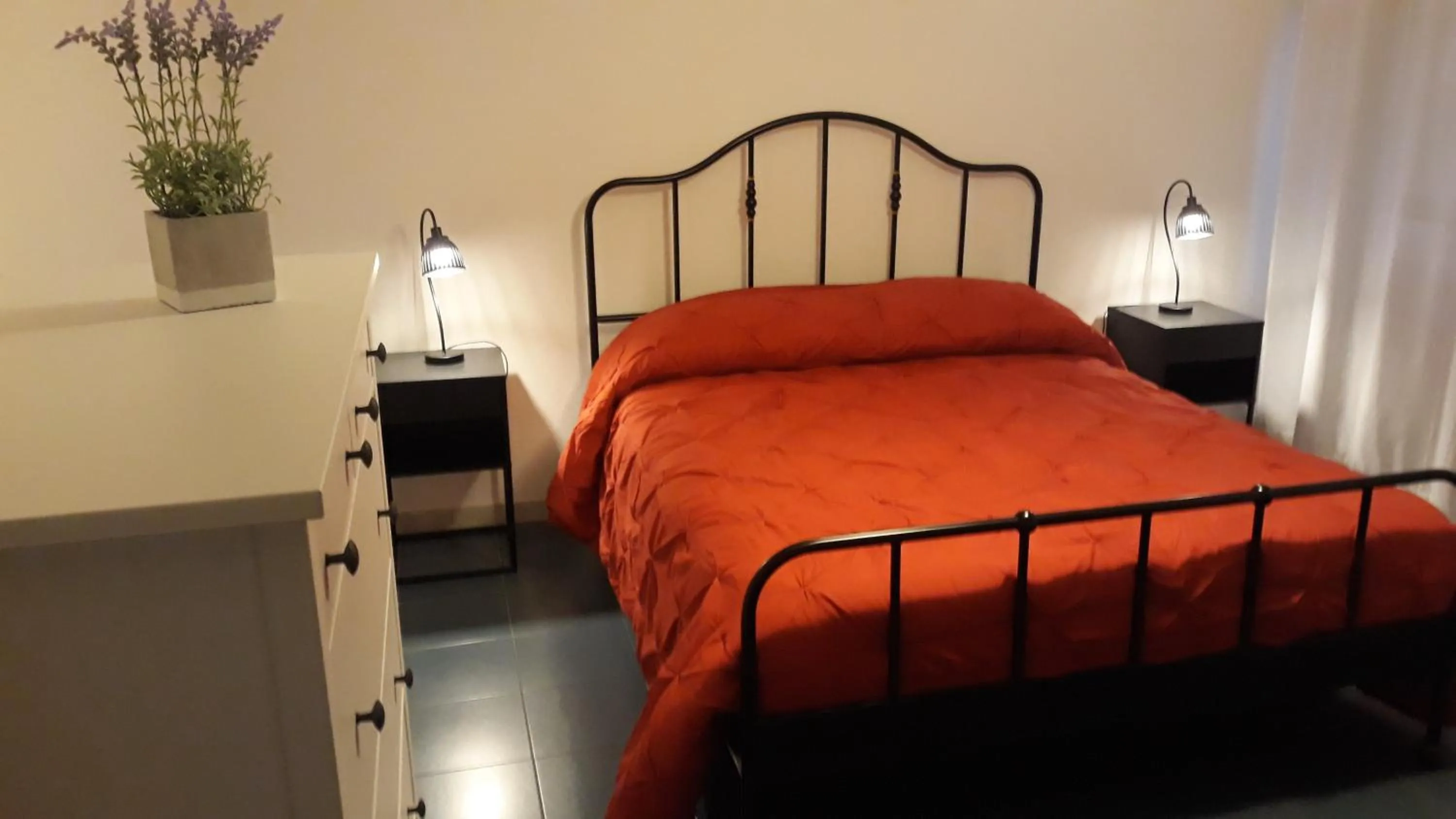 Bedroom, Bed in Spazioso appartamento sul lungomare di Nettuno