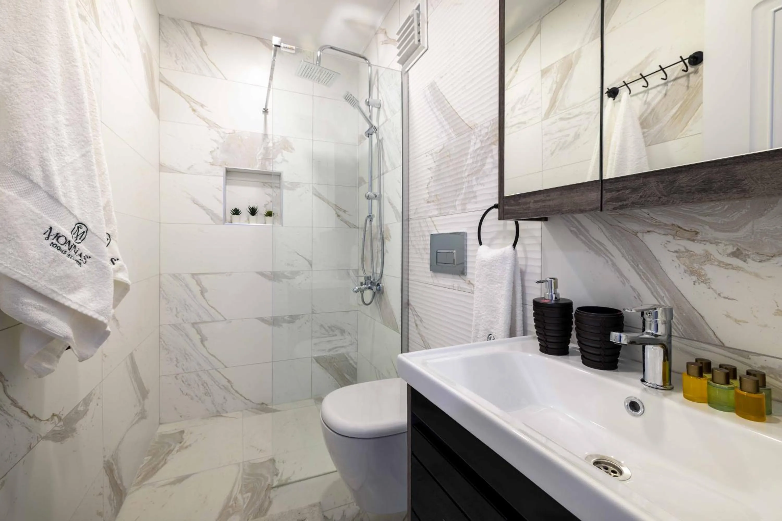 Shower in Monnas Suite