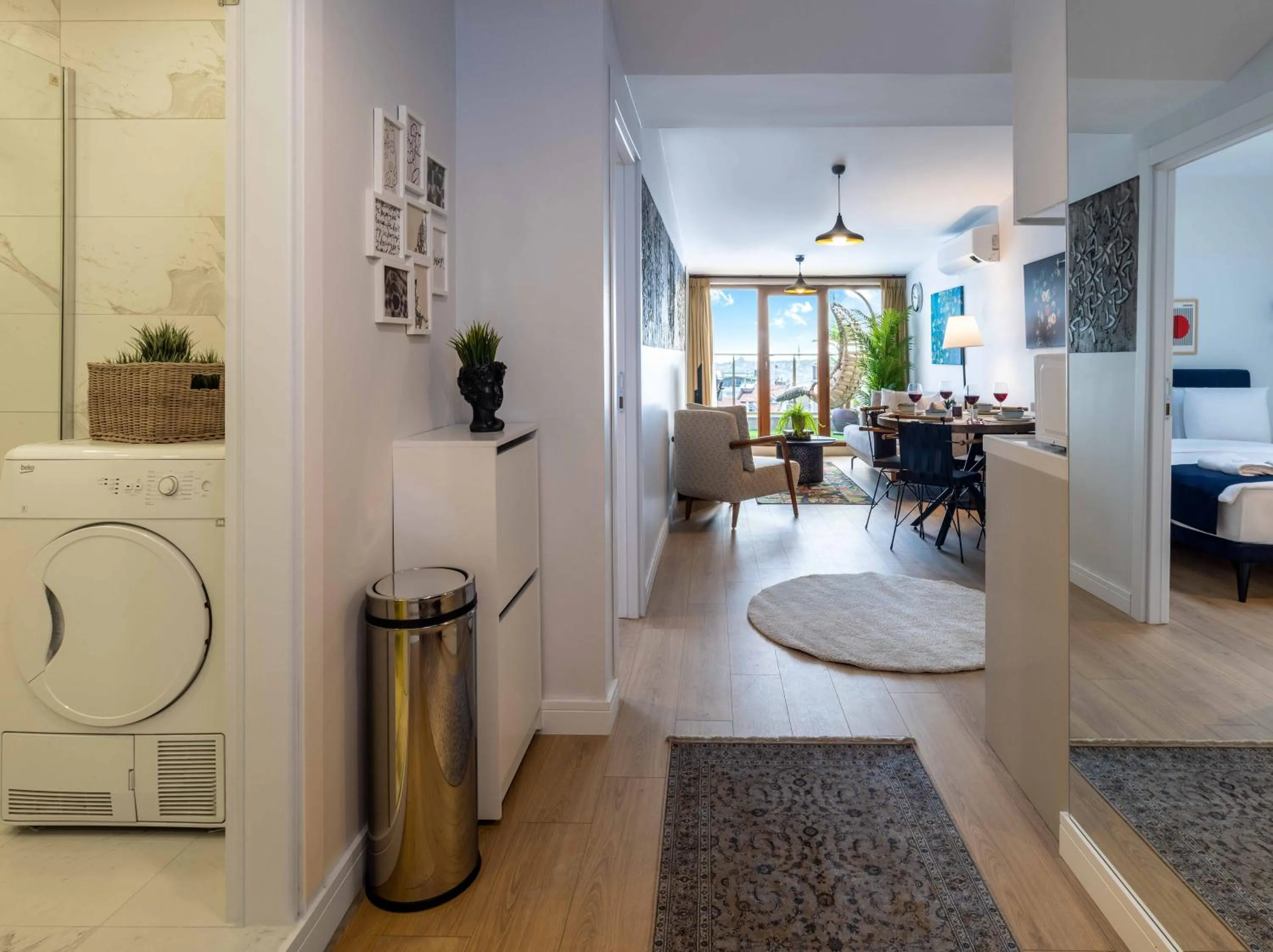 Seating area in Monnas Suite