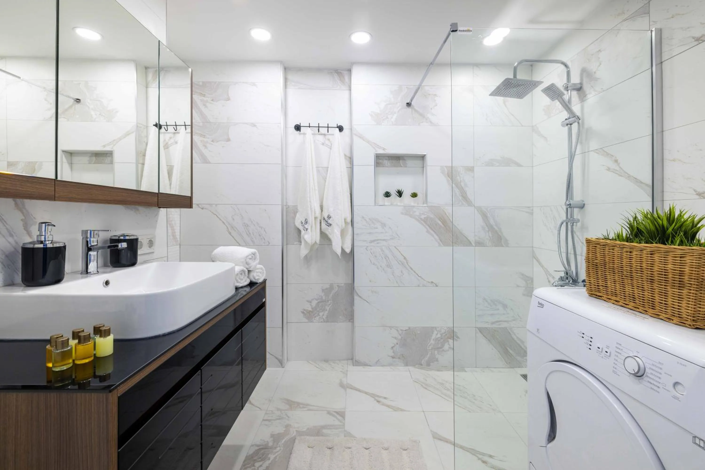 Shower in Monnas Suite