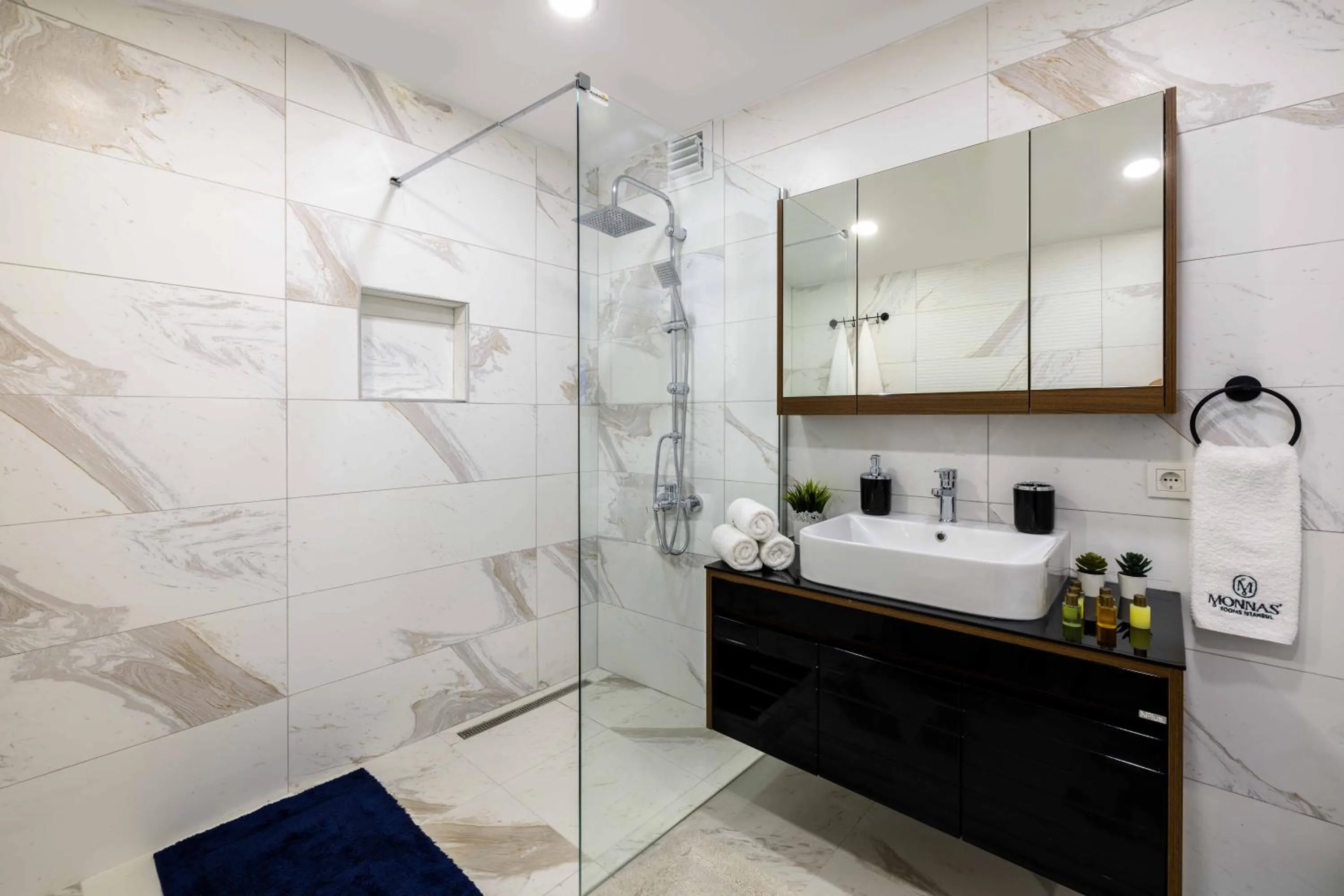 Shower in Monnas Suite