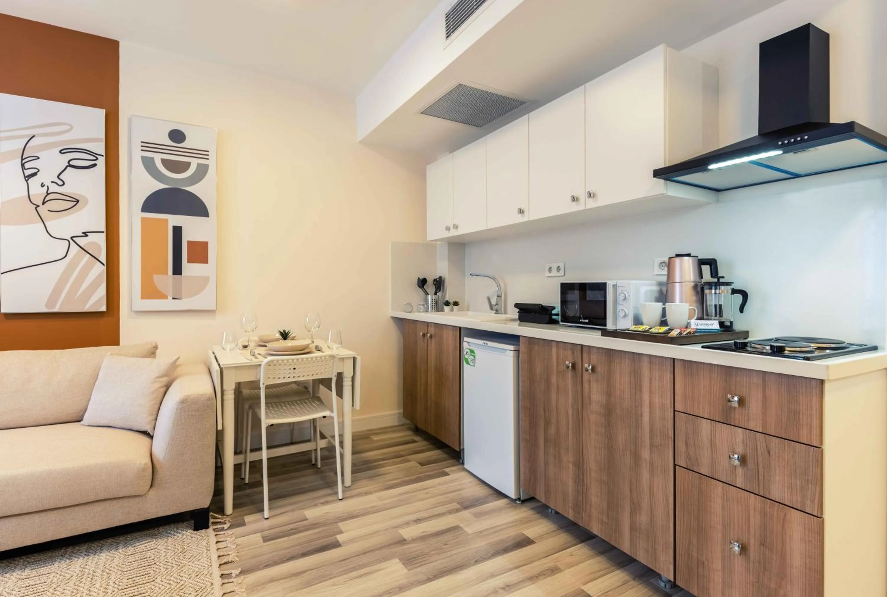 Coffee/tea facilities in Monnas Suite