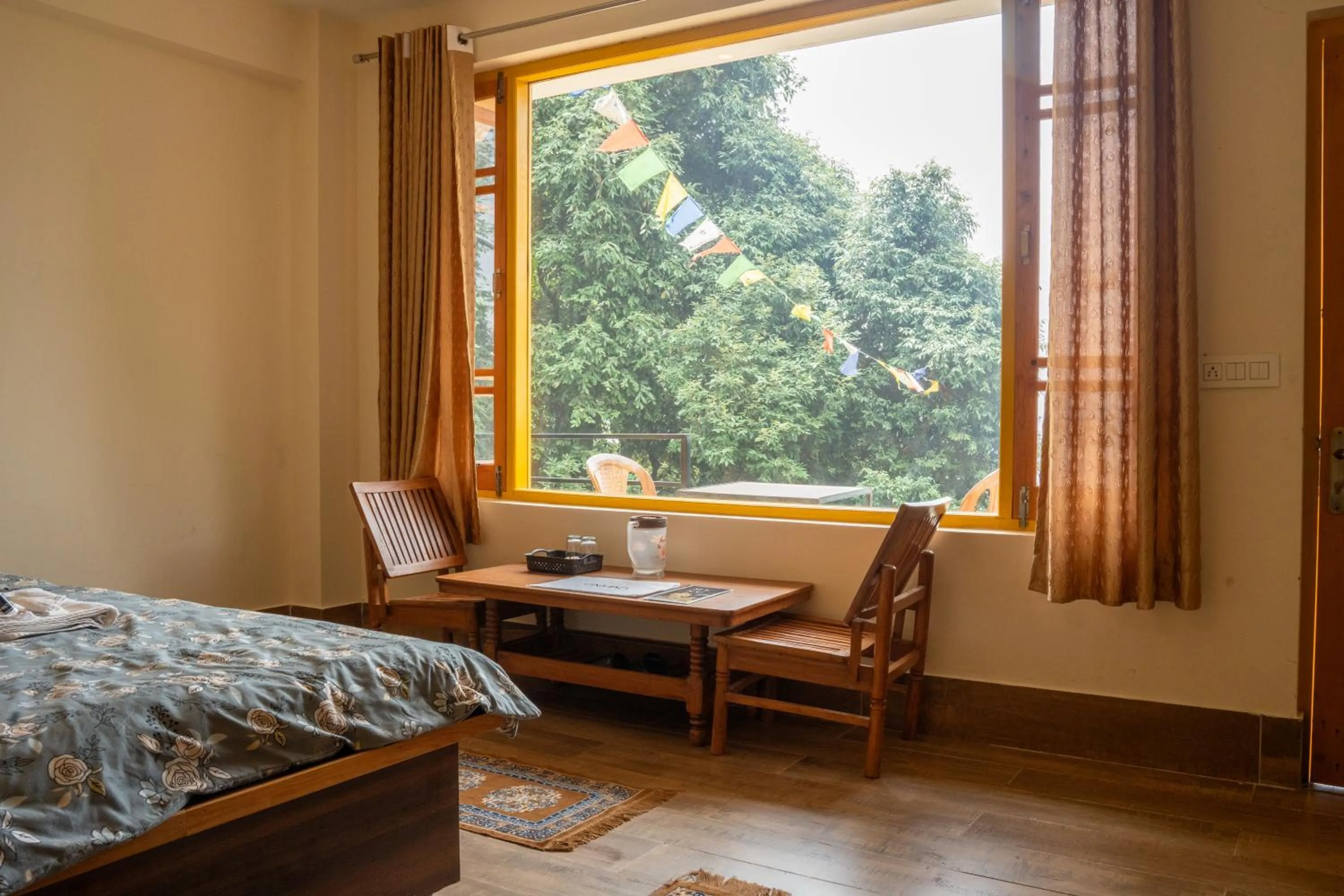 Seating area, Bed in The Unmad - Dharamkot