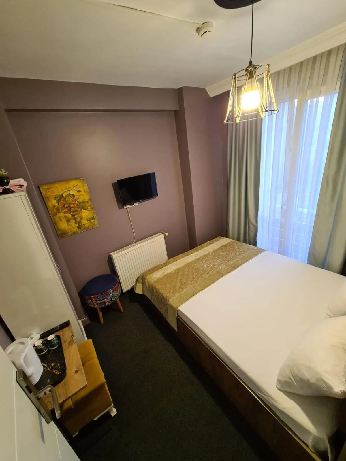 Communal lounge/ TV room, Bed in Retro Suites