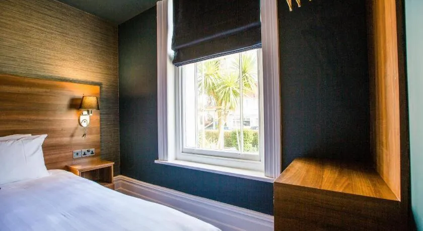 Bedroom, Bed in No 5 Bournemouth