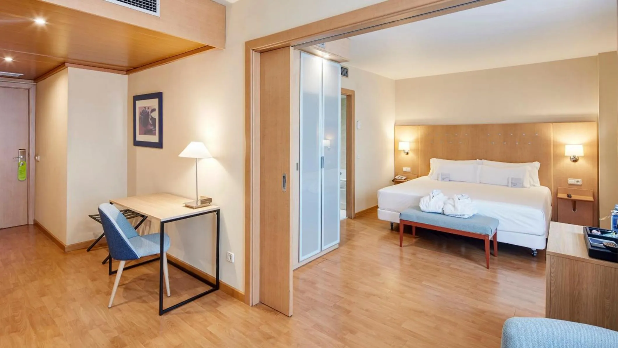 Photo of the whole room, Bed in Sercotel Porta Barcelona