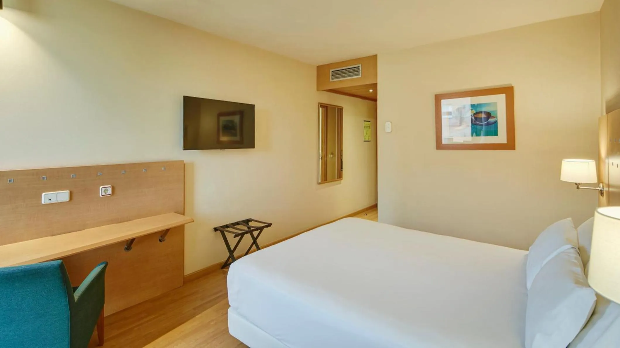 Photo of the whole room, Bed in Sercotel Porta Barcelona