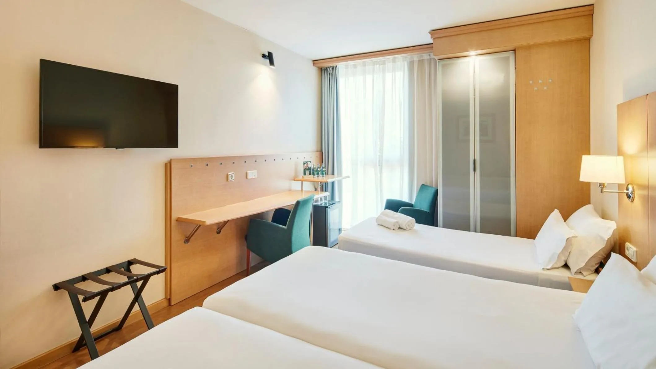 Photo of the whole room, Bed in Sercotel Porta Barcelona