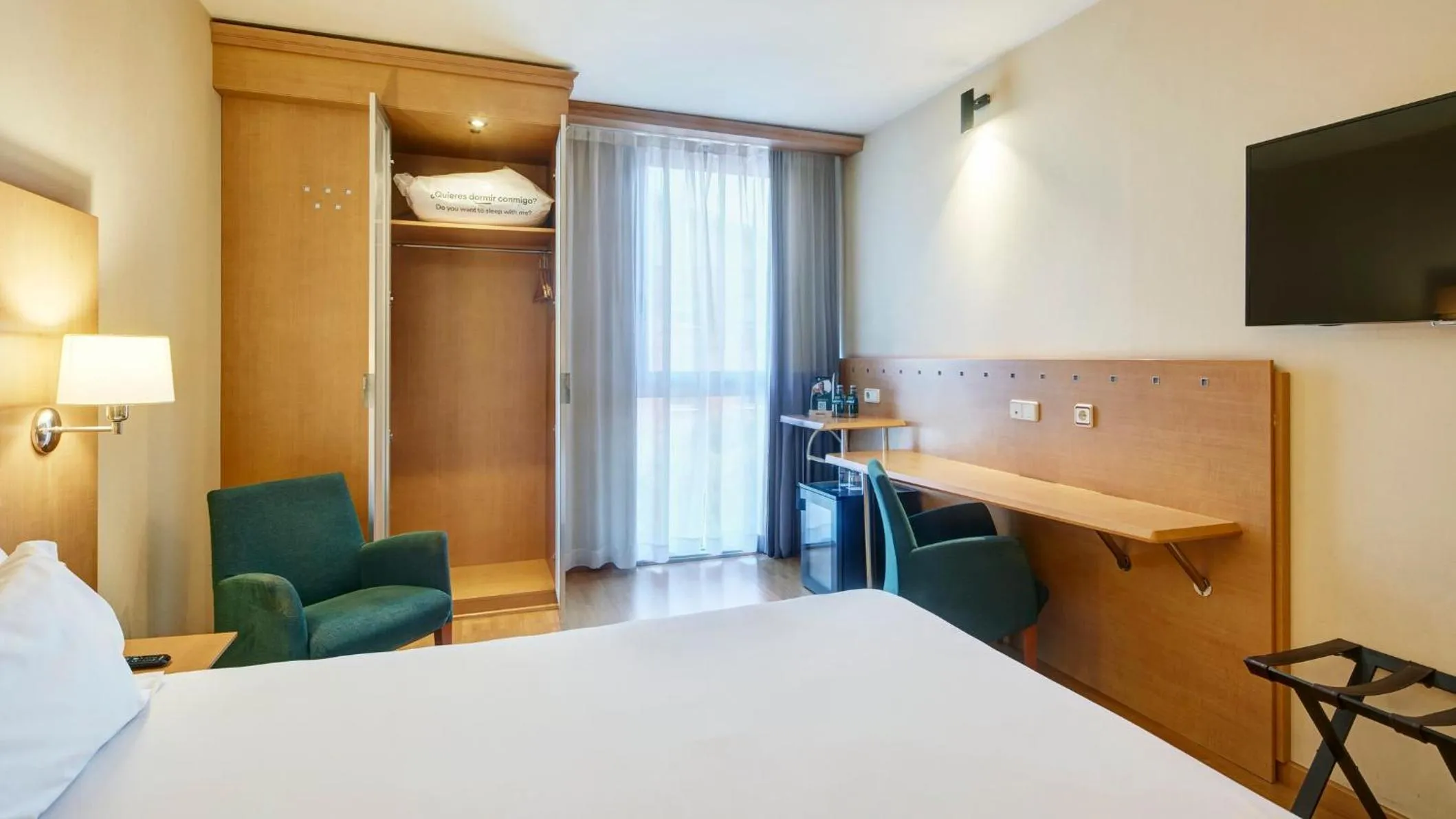 Photo of the whole room, Bed in Sercotel Porta Barcelona