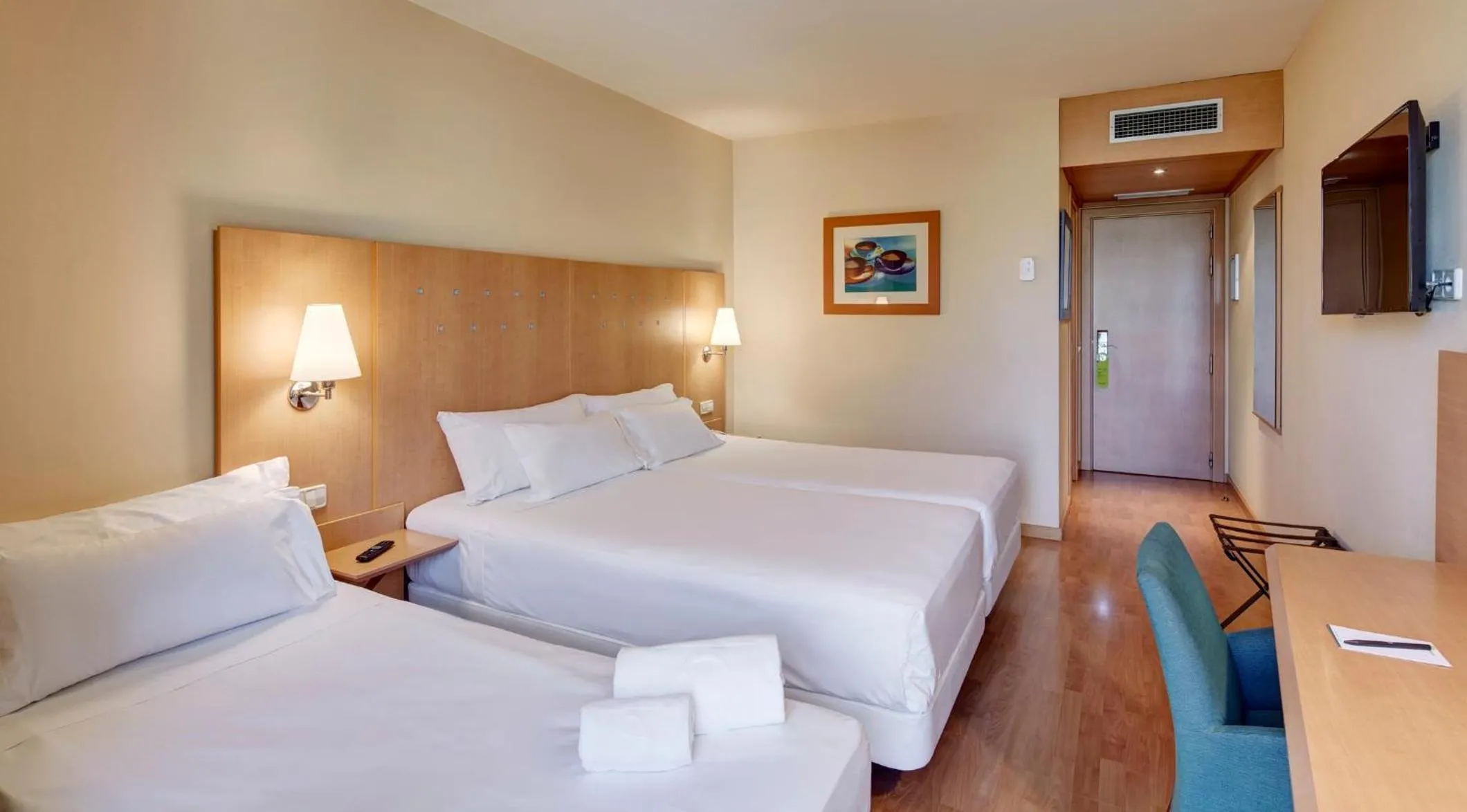 Photo of the whole room, Bed in Sercotel Porta Barcelona
