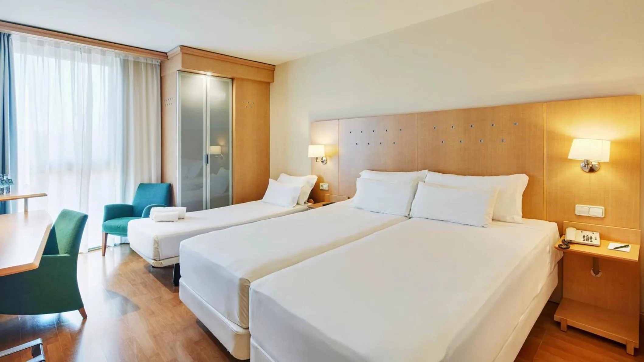 Photo of the whole room, Bed in Sercotel Porta Barcelona