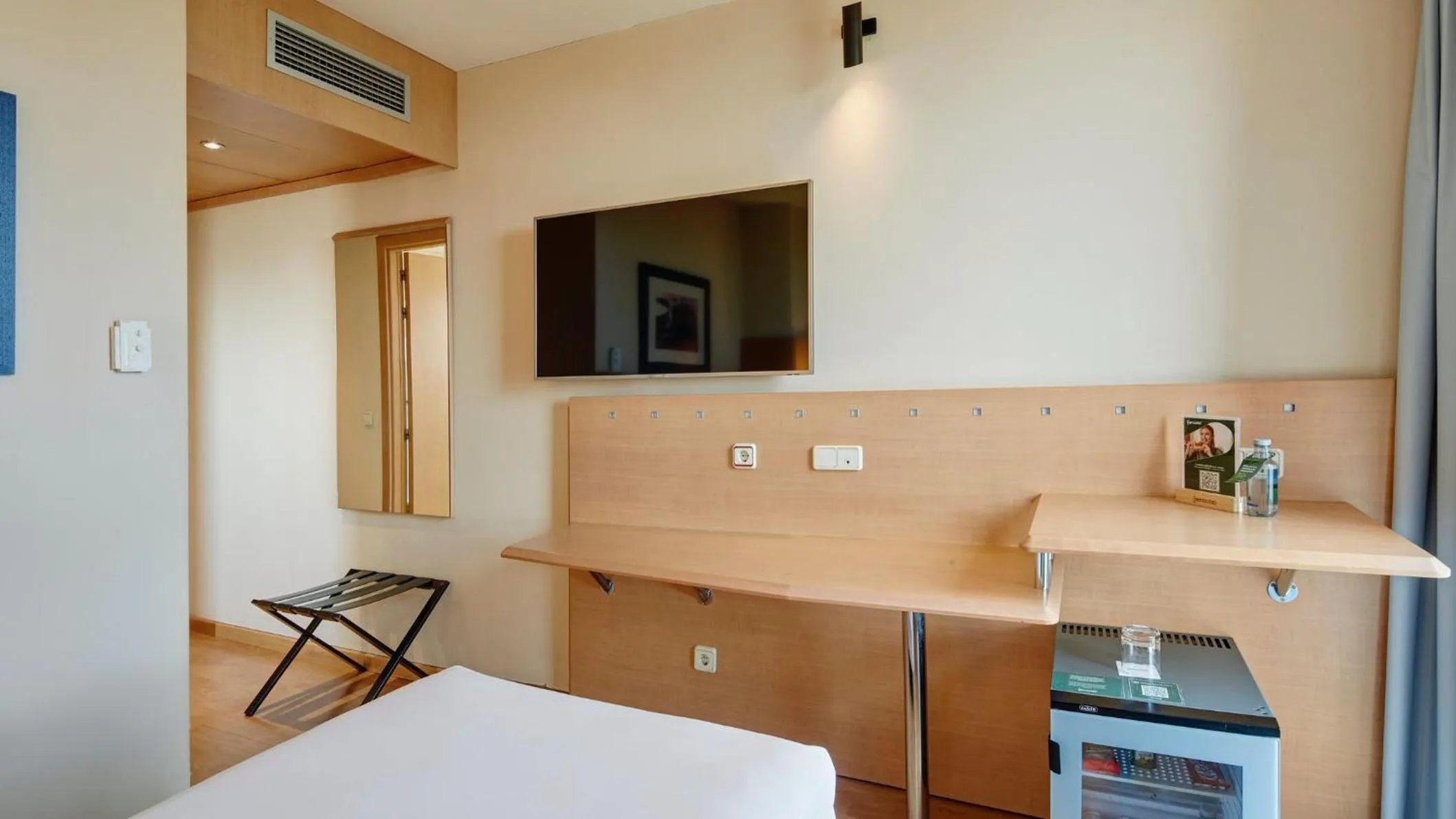Photo of the whole room, Bed in Sercotel Porta Barcelona