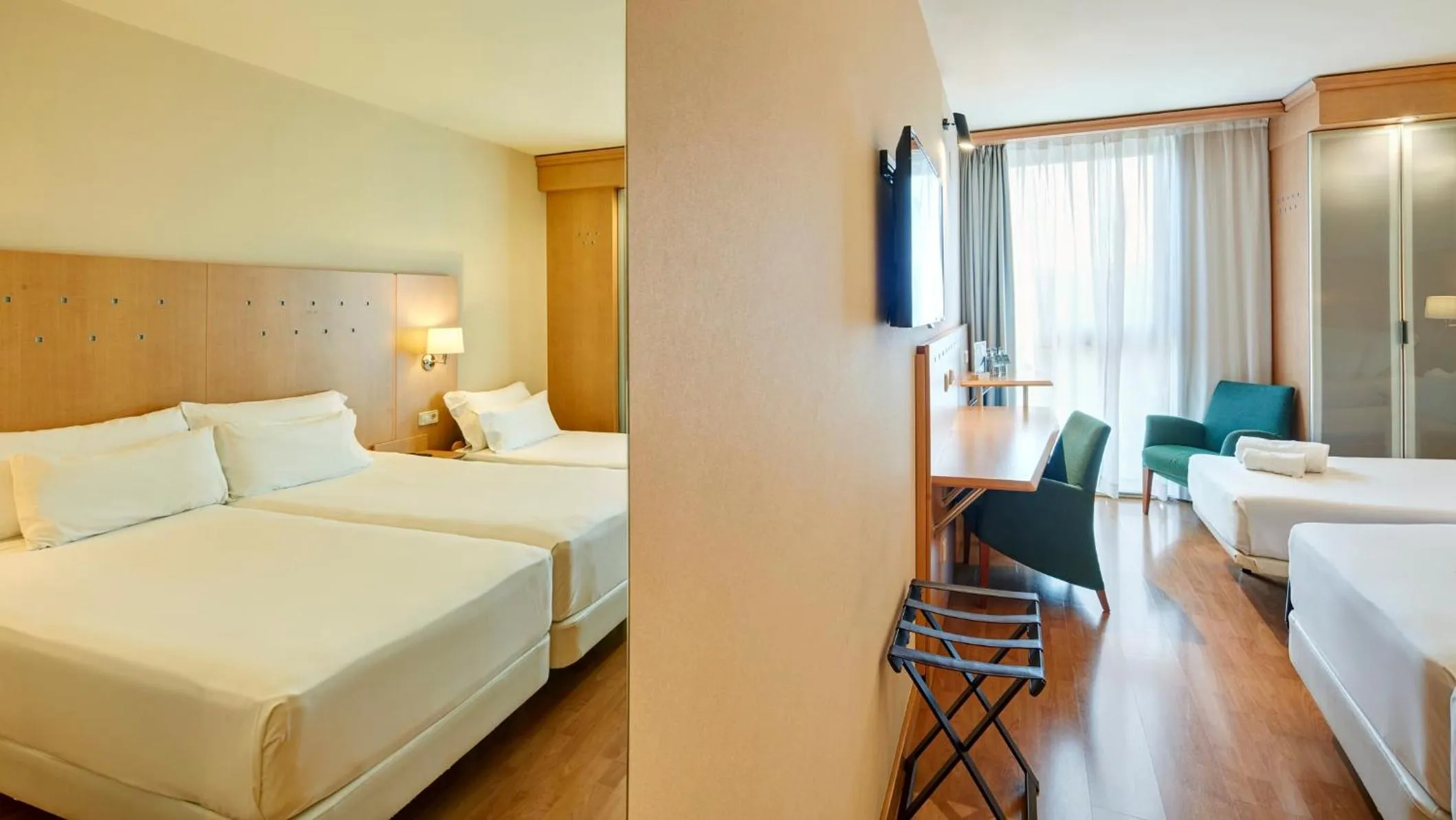 Photo of the whole room, Bed in Sercotel Porta Barcelona