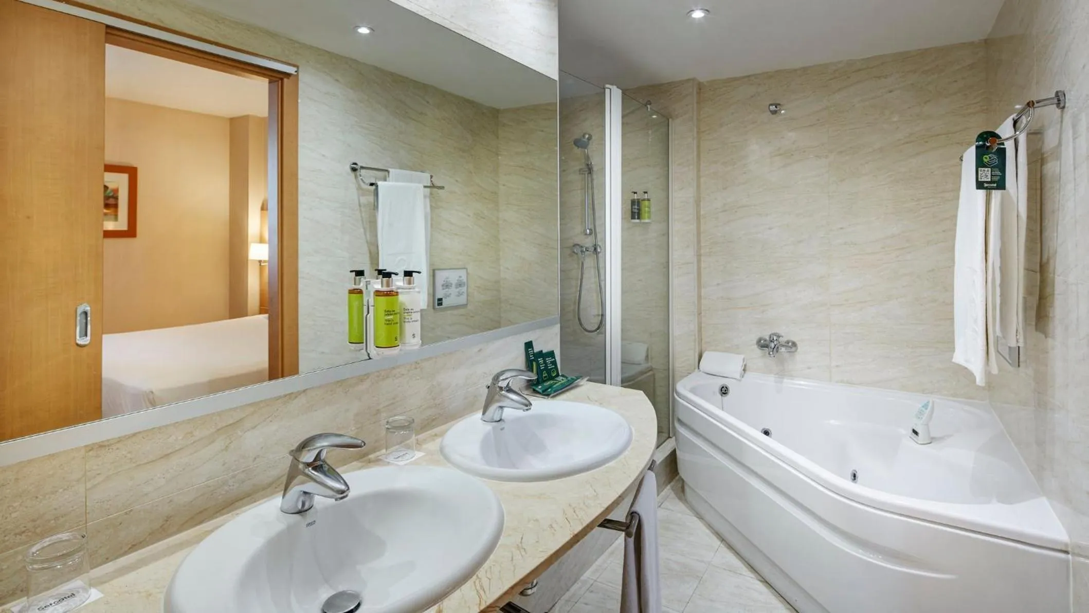 Photo of the whole room in Sercotel Porta Barcelona