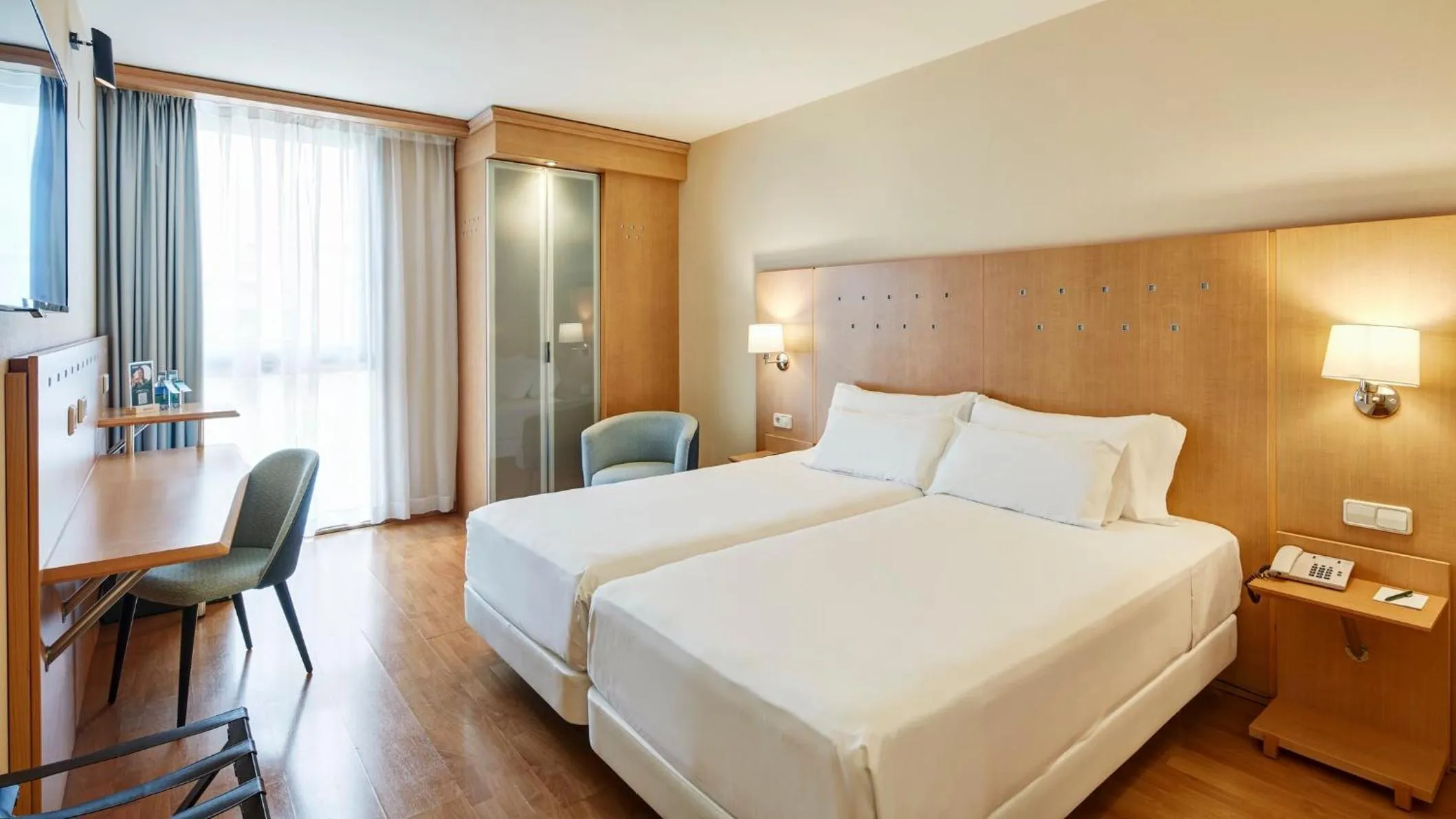 Photo of the whole room, Bed in Sercotel Porta Barcelona