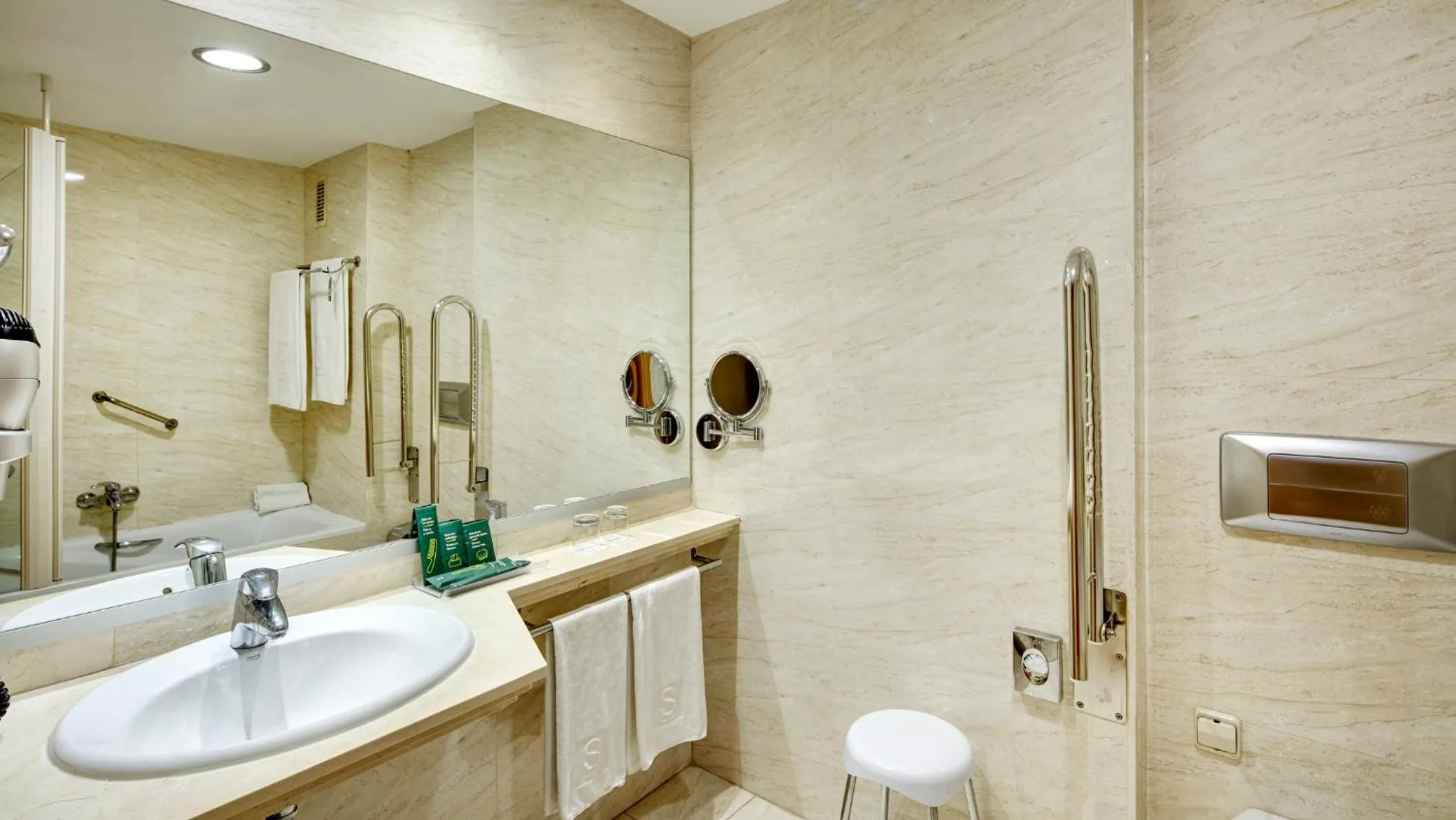 Photo of the whole room in Sercotel Porta Barcelona