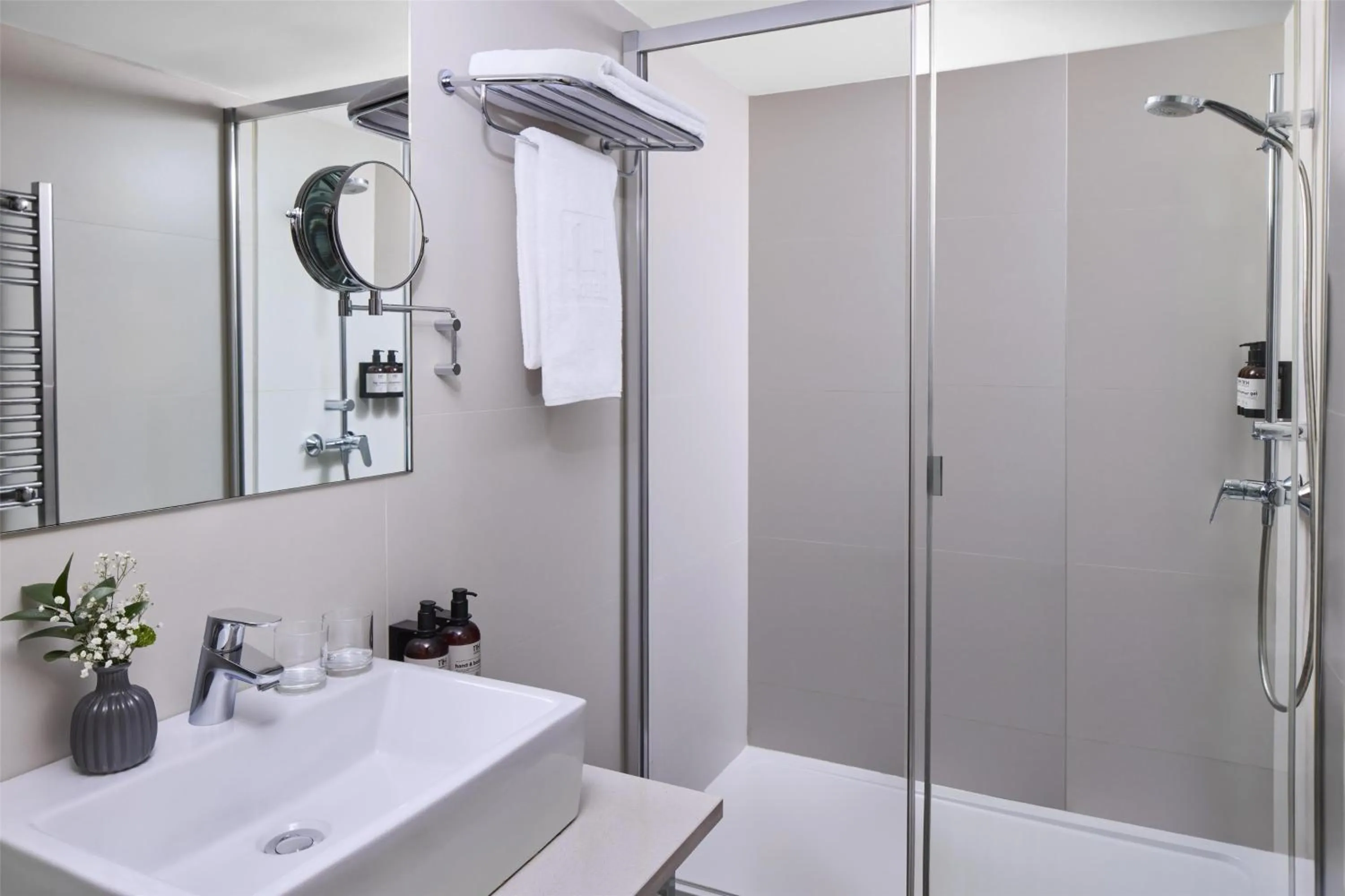 Bathroom in NH Barcelona Stadium