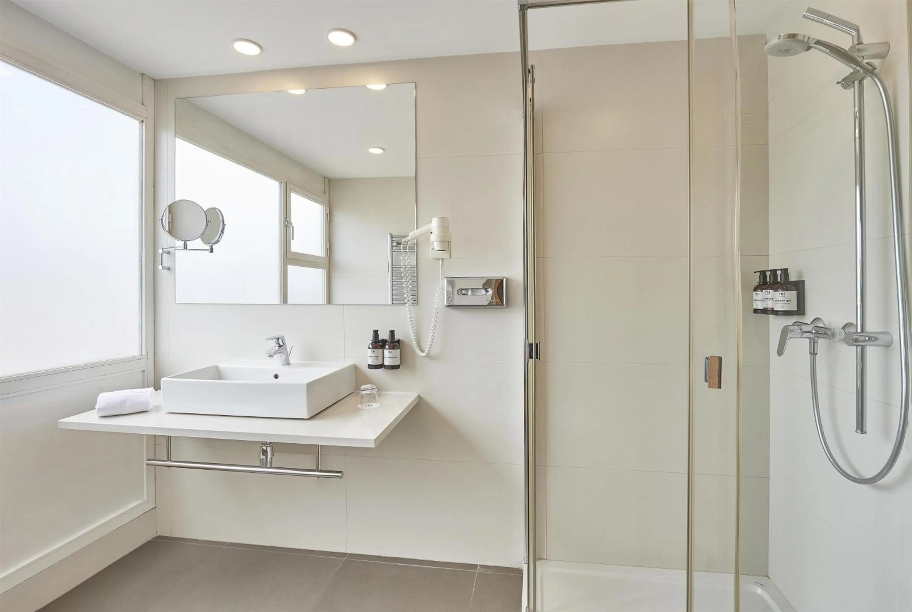 Bathroom in NH Barcelona Stadium